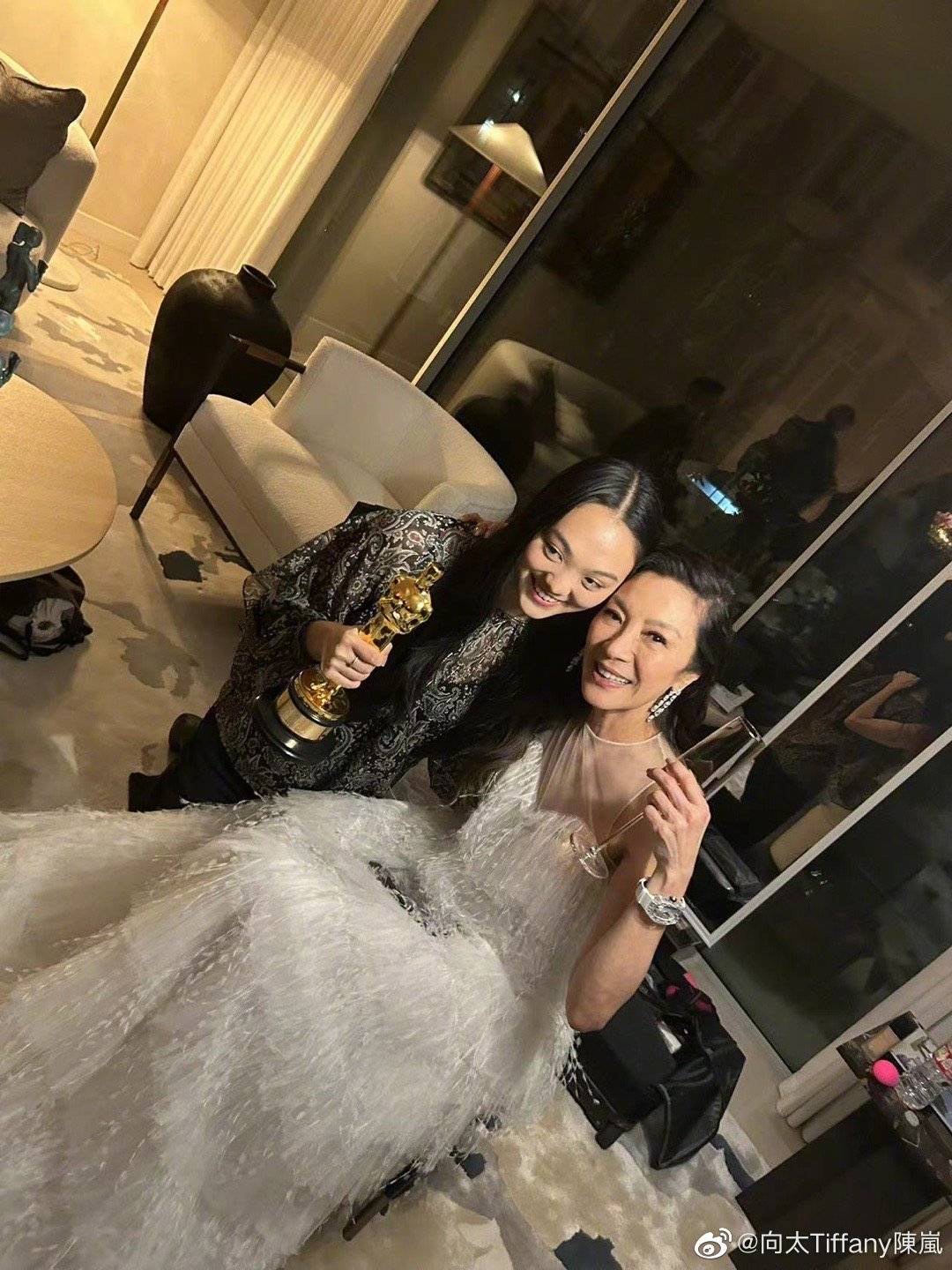 向太在微博貼出好友李連杰與其愛女Jane Li,在頒獎禮的後台向楊紫瓊道賀的合照。(向太微博)