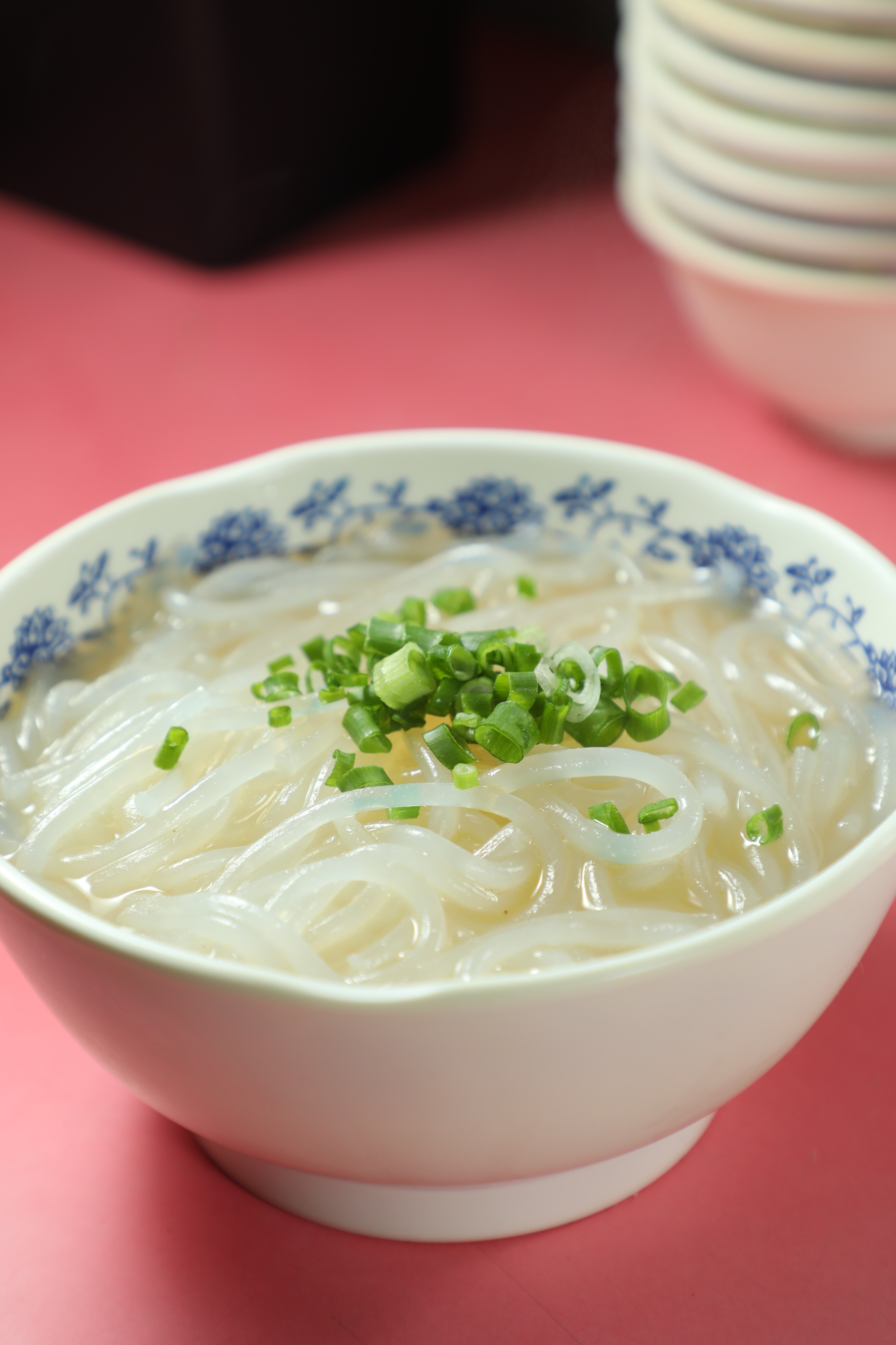 天鴻的瀨粉爽滑，湯頭是用燒烤「剩下」的食材熬製，甜度可以想像。（「燒鵝瀨粉」港幣58元／份）