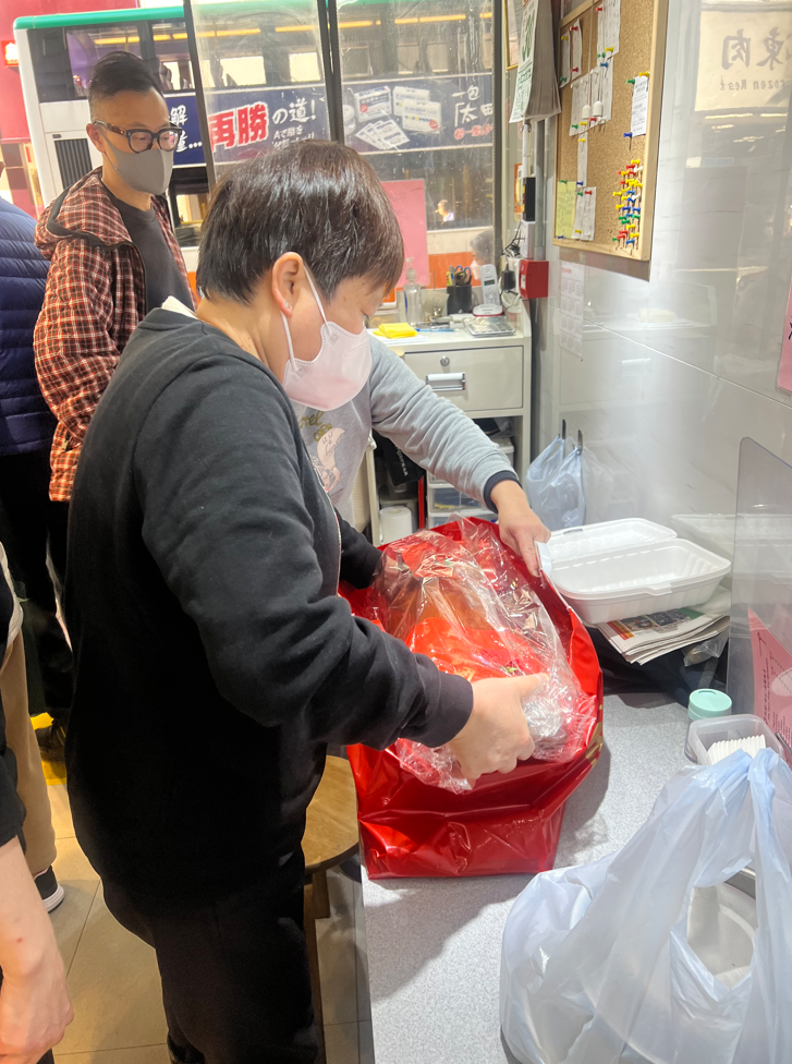 店員忙著將乳豬裝進袋中。