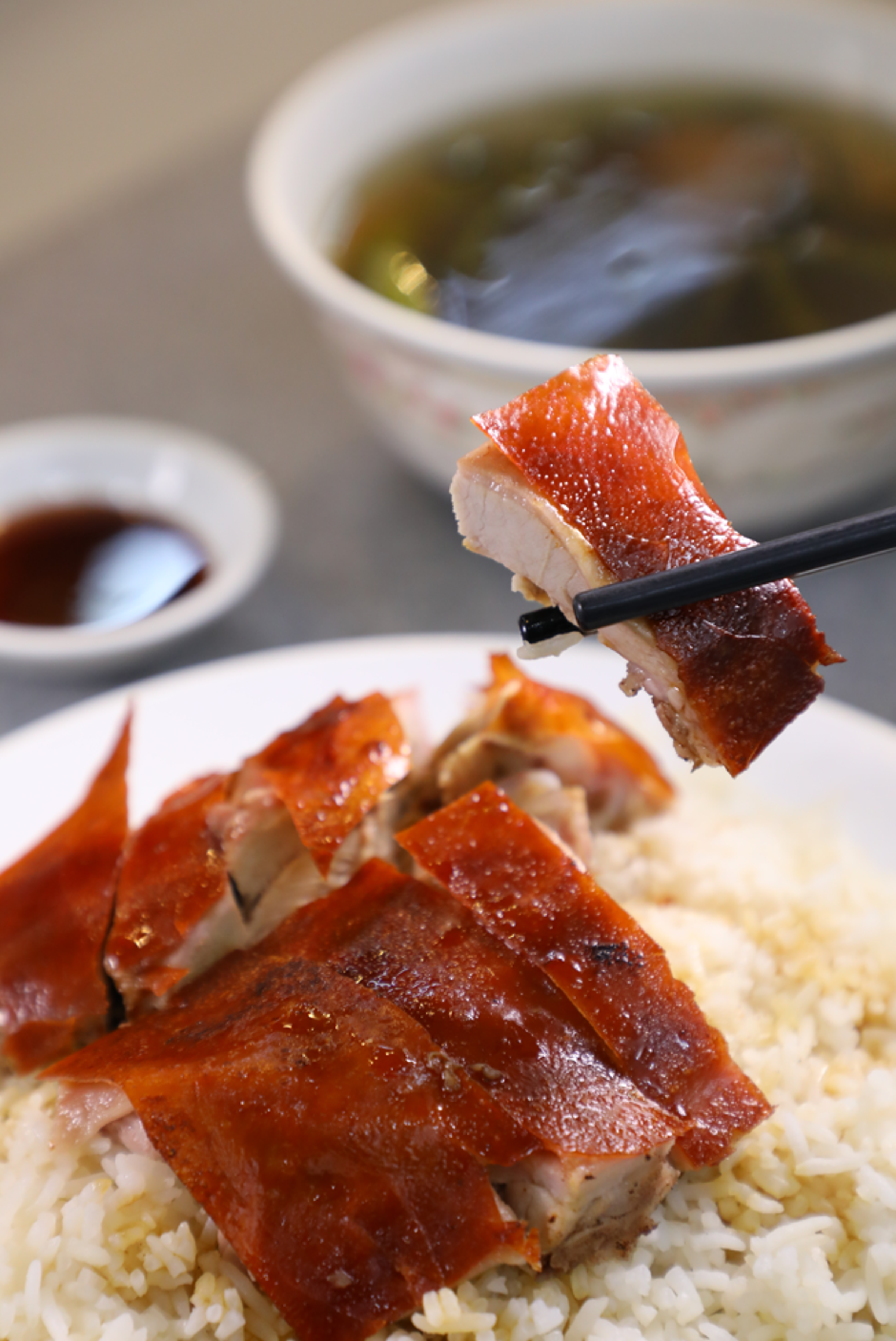 皮脆肉嫩的「乳豬」（港幣130元／例牌），可與「白飯」「例湯」（皆港幣8元／份）自由搭配成套餐。