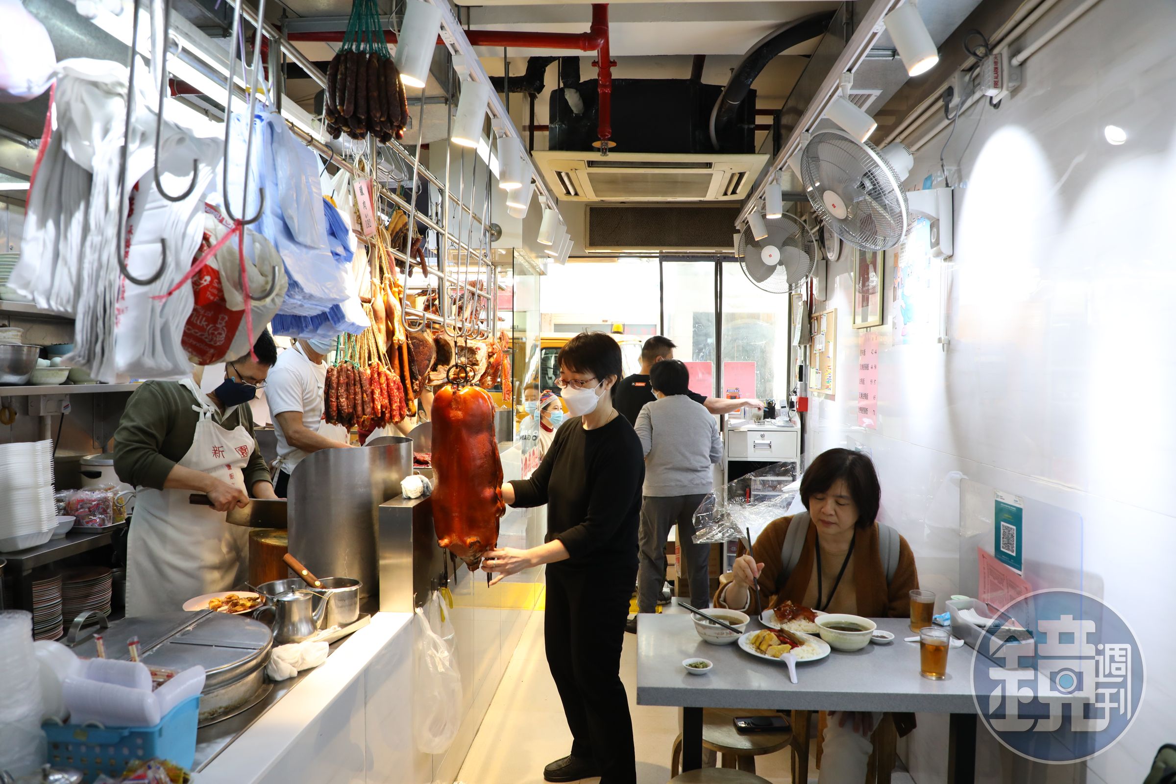 主力做外帶的新園興記，內用空間不大，有時得坐在乳豬旁吃飯。