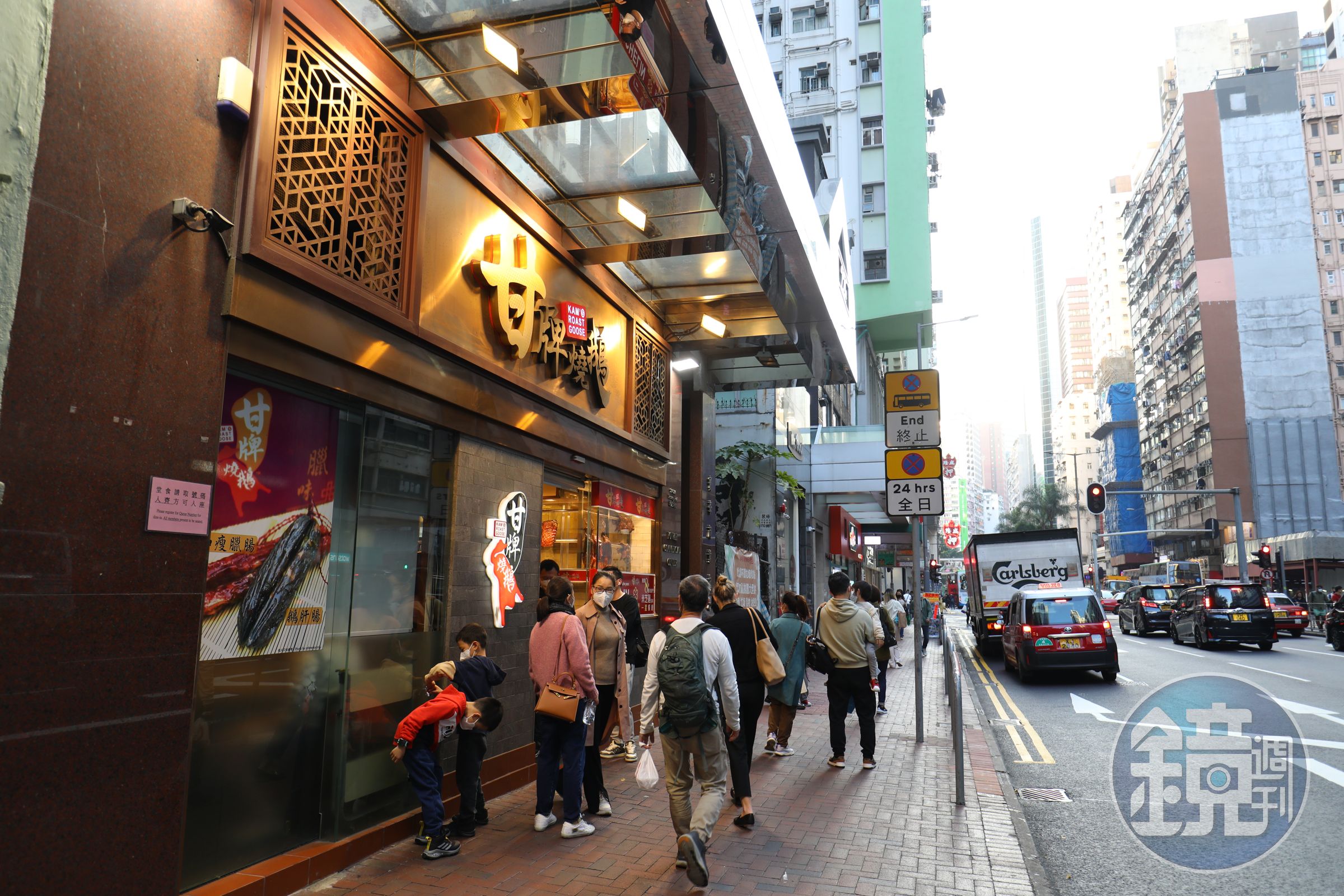 鄰近灣仔地鐵站的「甘牌燒鵝」，下午也營業，門口永遠有人排隊。
