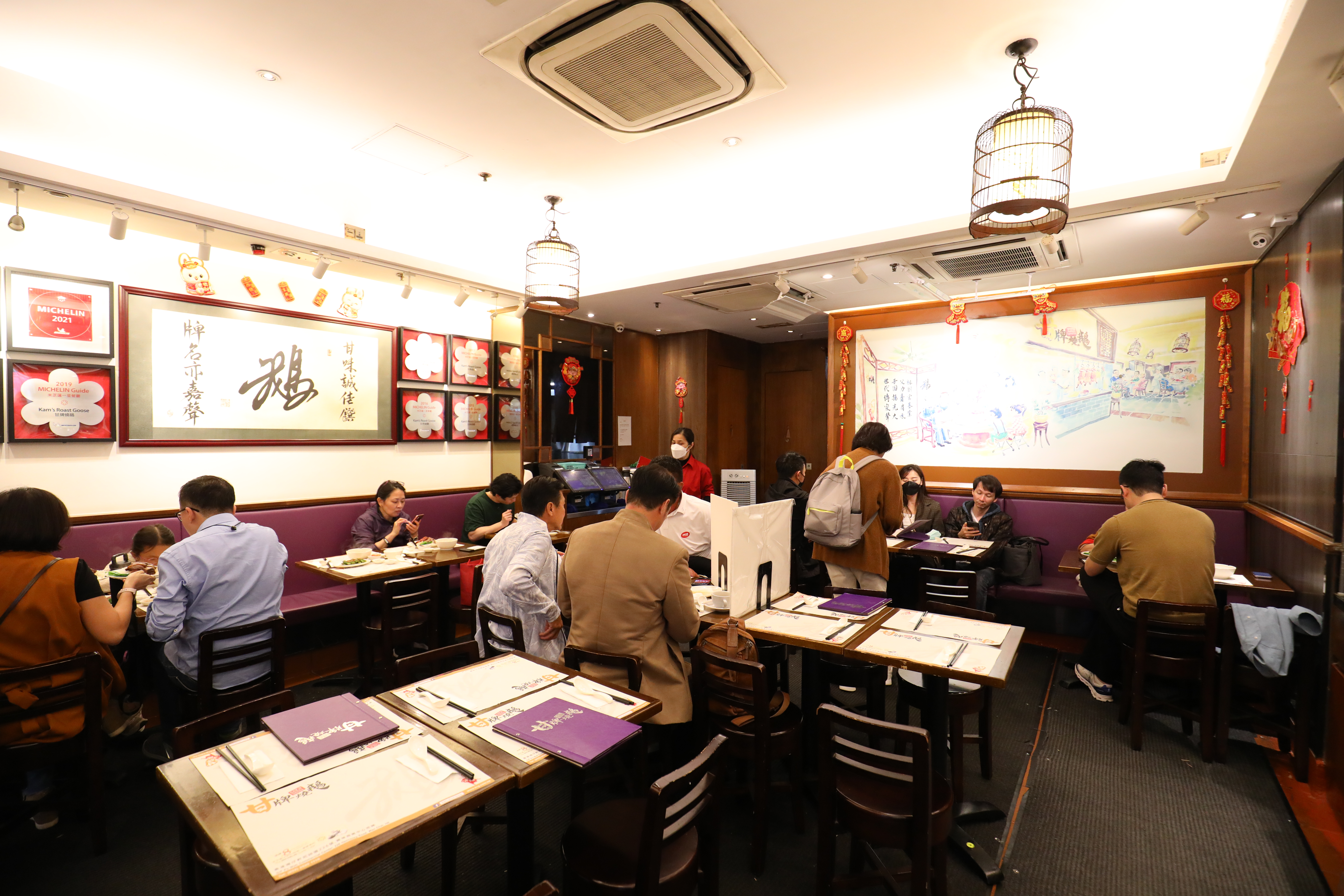 跟一般燒味店相比，甘牌算是豪華大店，座位很舒適。