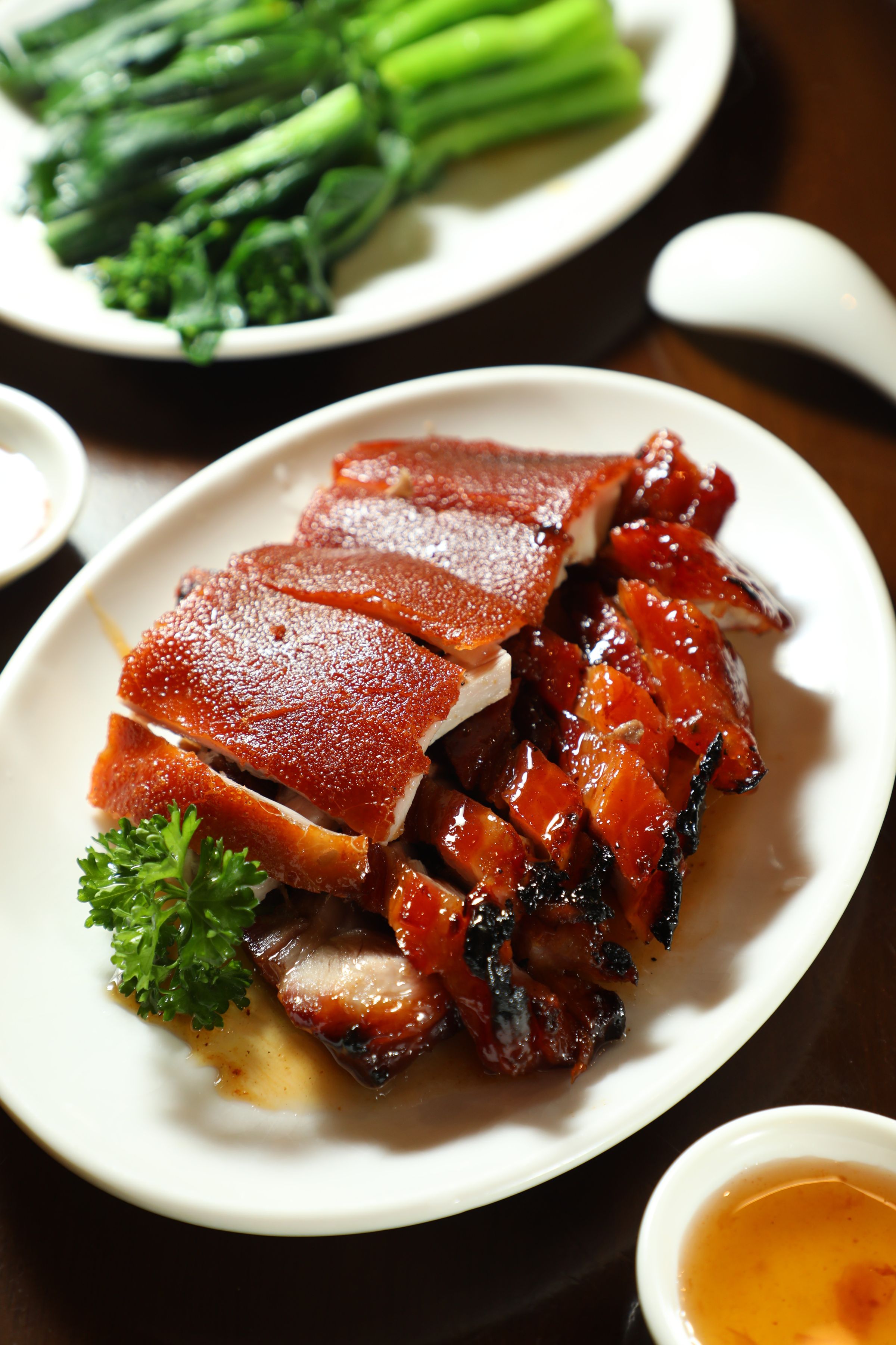 「化皮乳豬拼肥燶叉燒」的乳豬甘美，半肥瘦的叉燒越嚼越香。（港幣240元／雙拼）