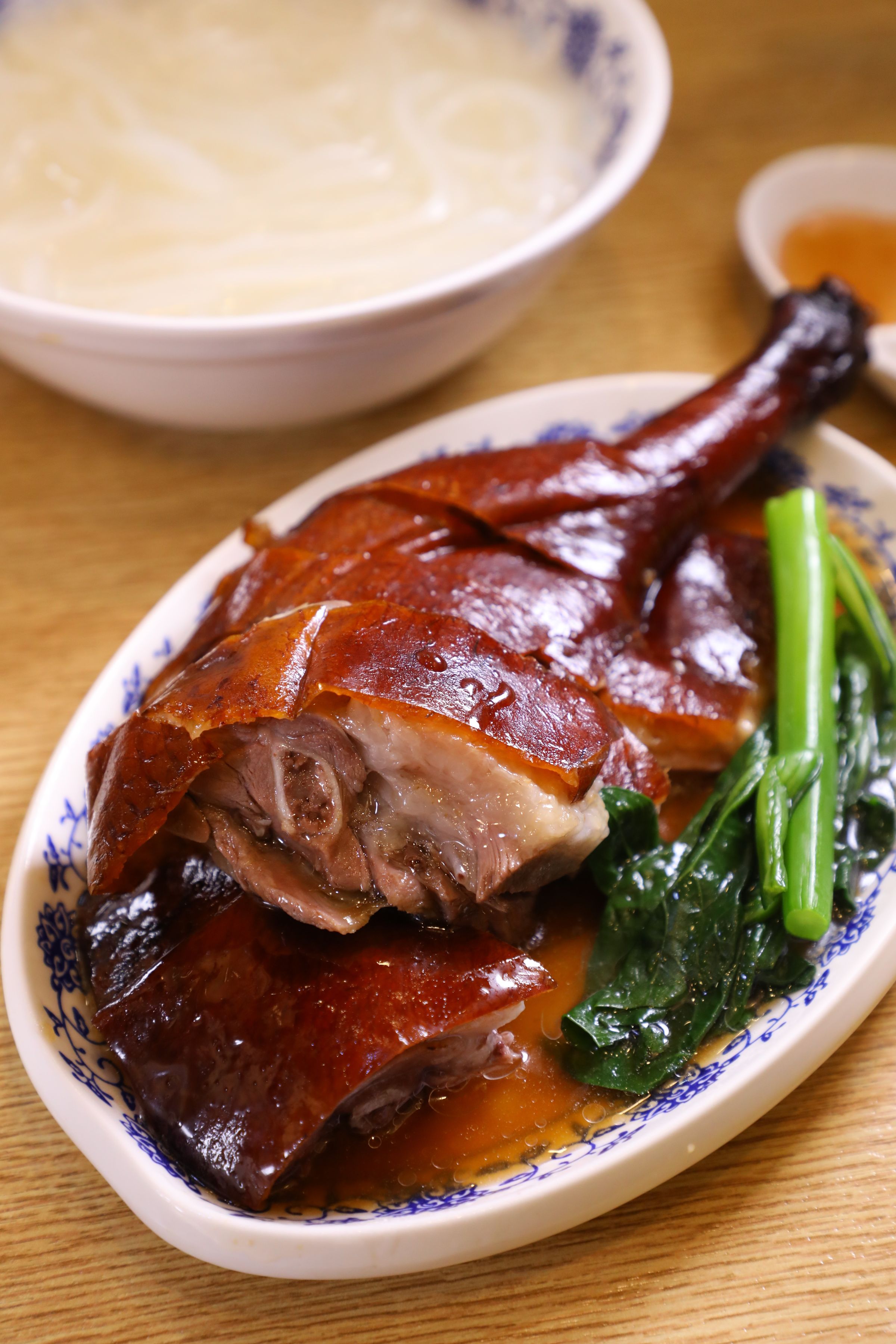 棋哥的「鵝髀（鵝腿）飯」皮有點硬，嚼起來還是蠻香的。（港幣112元／份）
