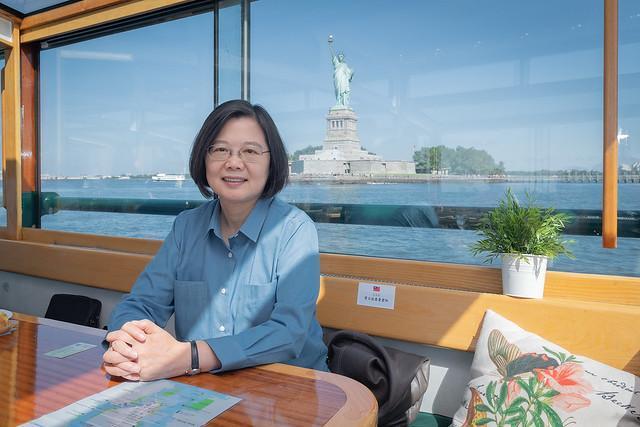 蔡英文預計月底出訪,期間過境美國、與眾議長麥卡錫會面,引發關注。圖為蔡英文2019年過境美國紐約。(總統府提供)