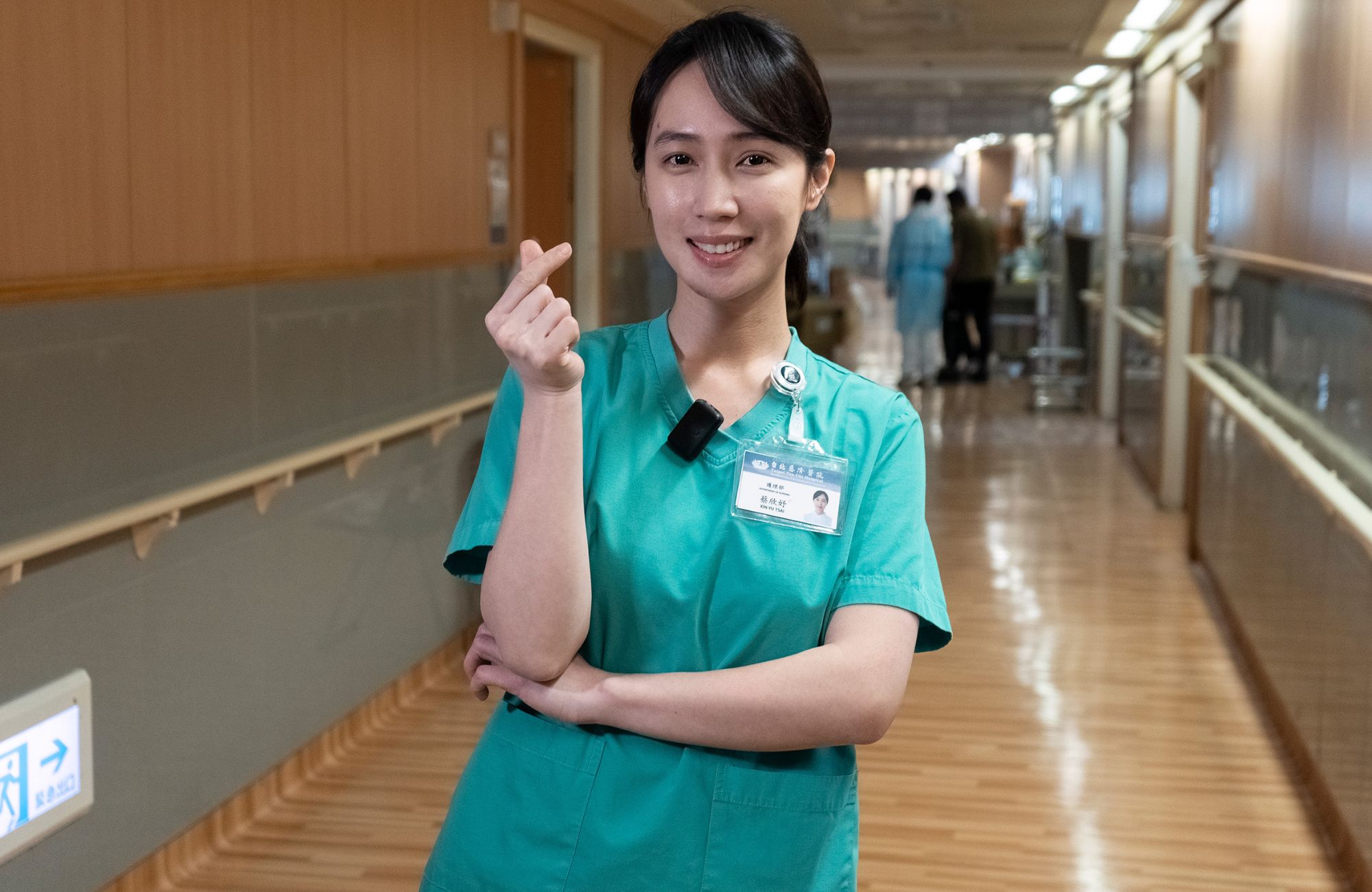 小薰穿防護衣拍戲頭昏腦脹。