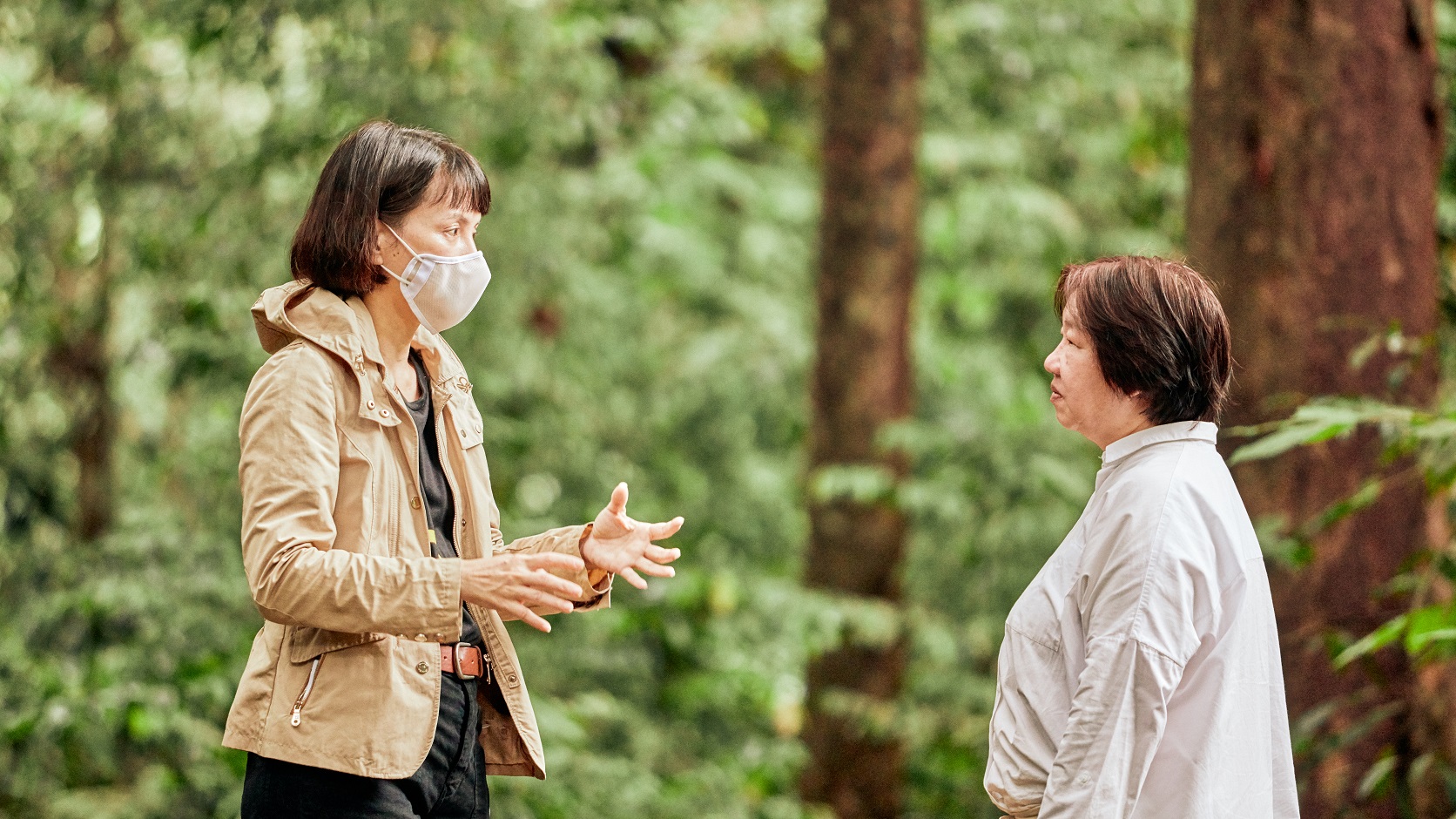 李心潔(左)拍攝《山頂小屋》時,與幼兒園校長奧黛麗(右)討論。(甲上提供)