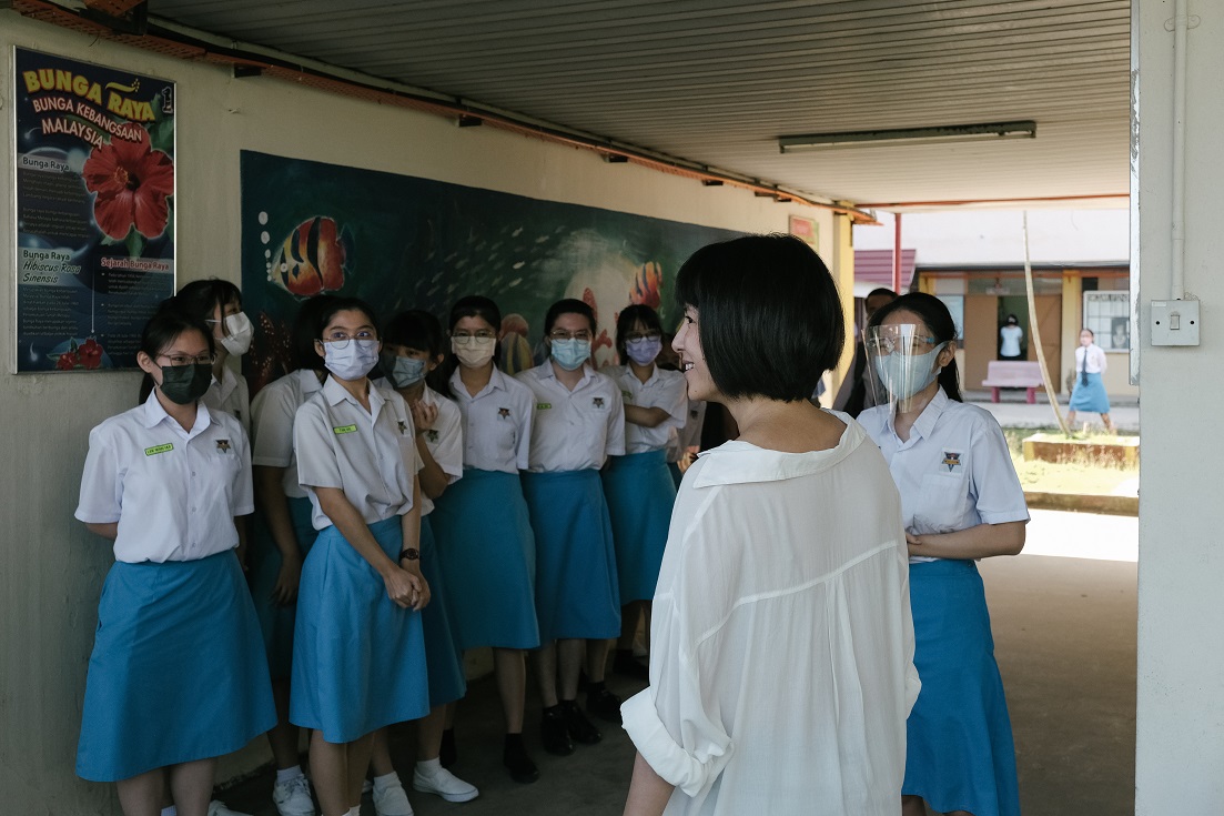 《我的名字叫李心潔》中，李心潔（前）重回中學母校與學妹們分享成長經驗。（甲上提供）