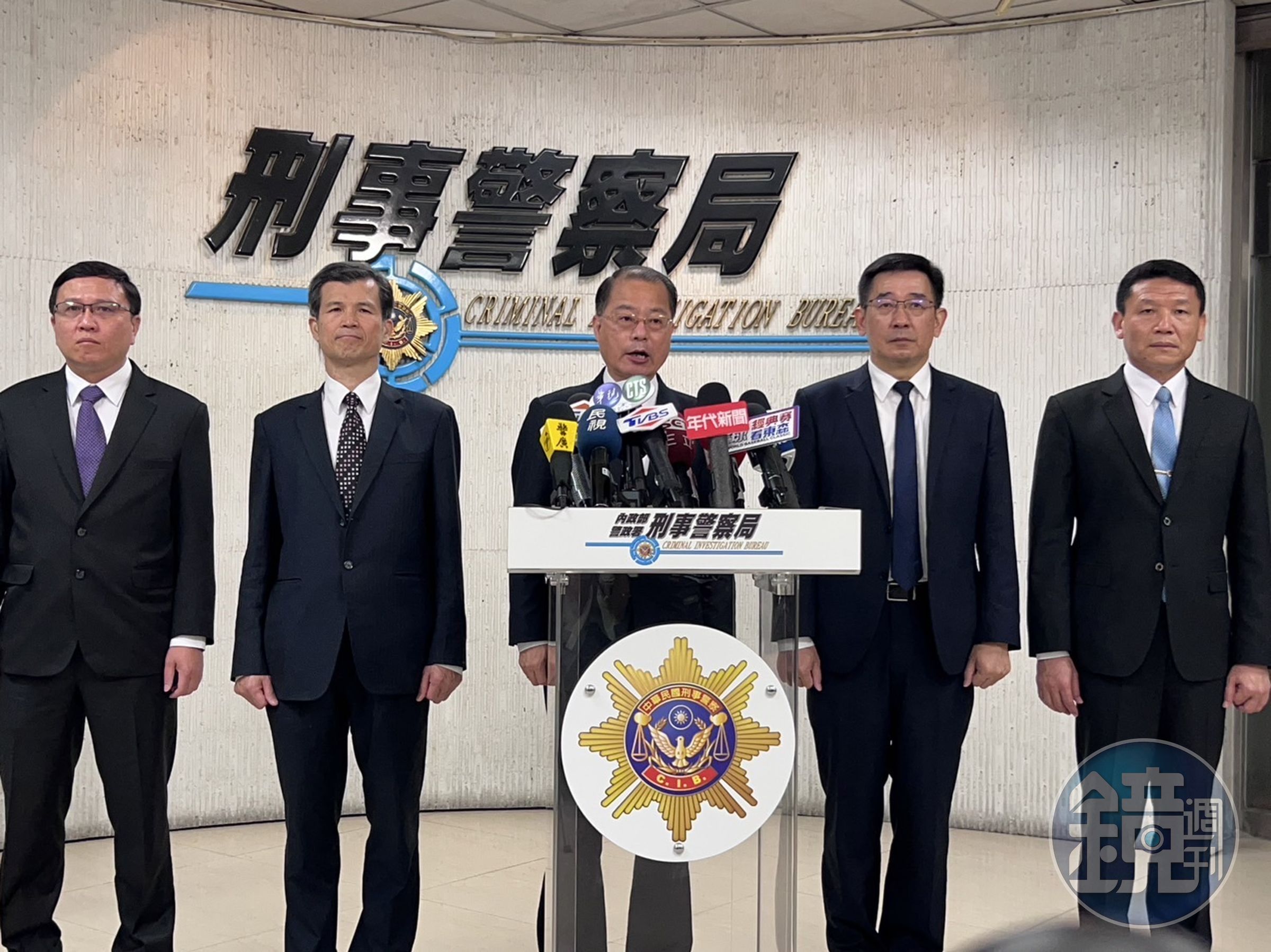 黃明昭（中）說明掃黑成果。（警方提供）