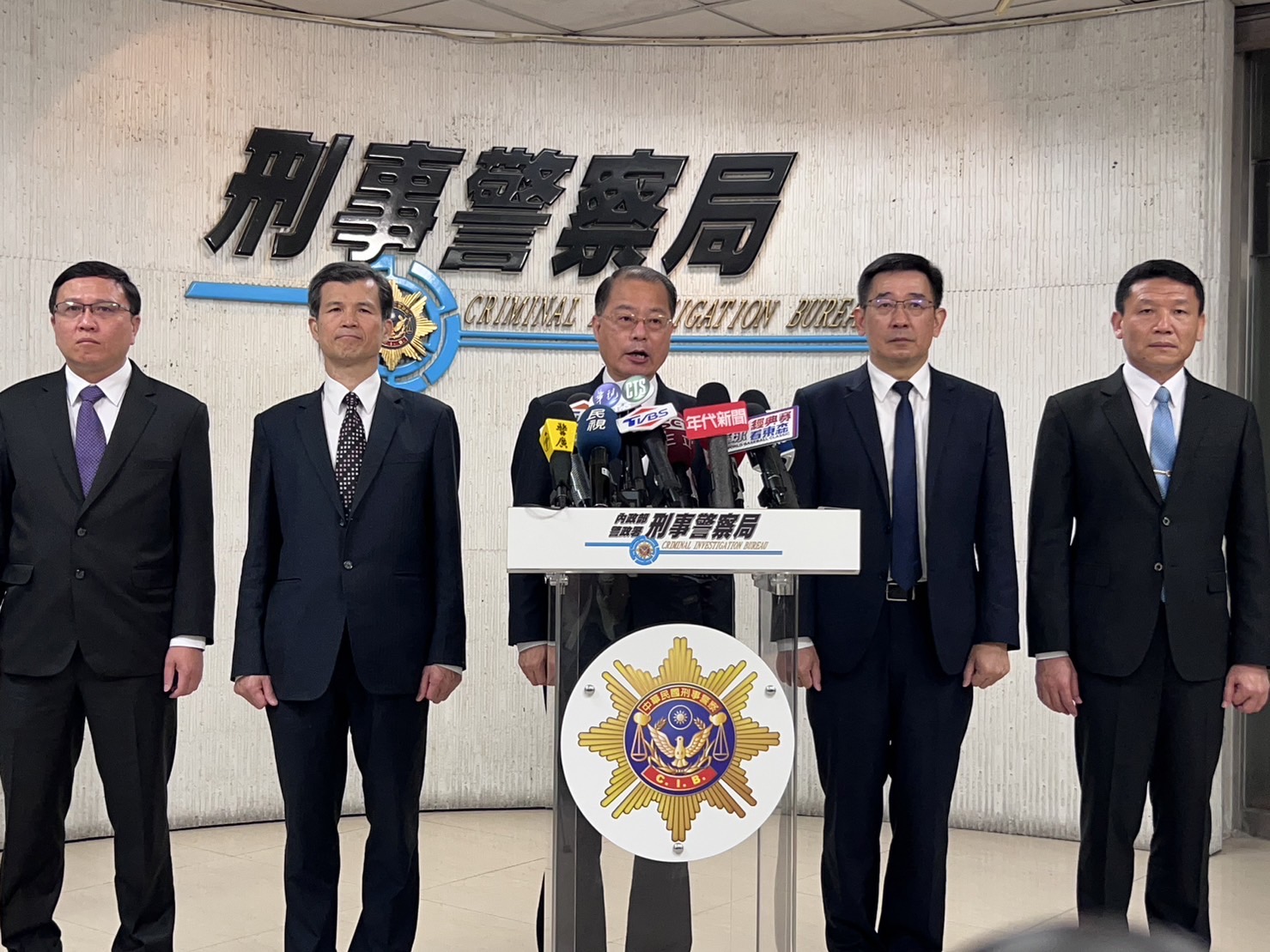 黃明昭（中）說明掃黑成果。（警方提供）