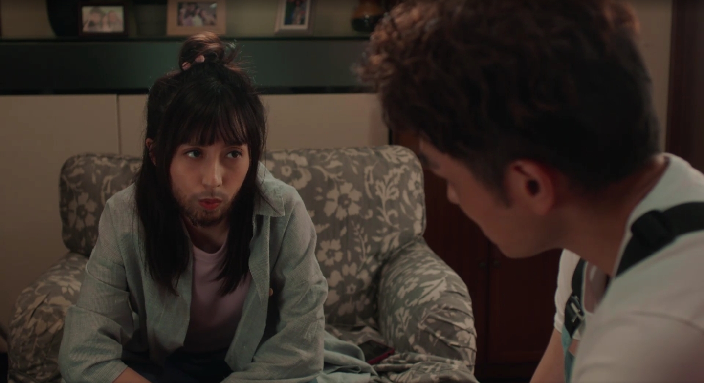  龔嘉欣飾演「鰲拜」轉世的豬肉販朱螢嬌，外型甜美亮麗的她為戲大犧牲以蓄鬍樣登場。（翻攝自MyVideo）