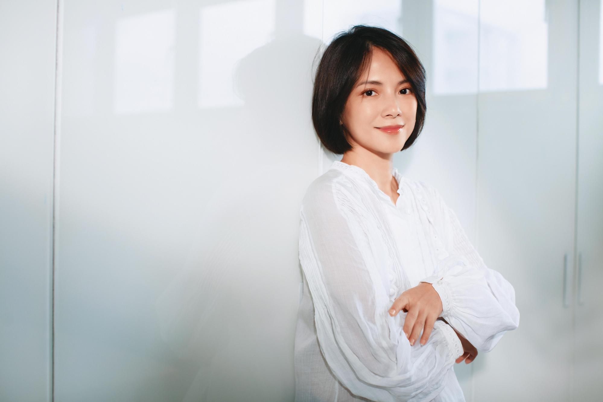 金馬影后李心潔從演員跨足監製、執導教育題材紀錄片,對幕後工作充滿信心。(甲上提供)