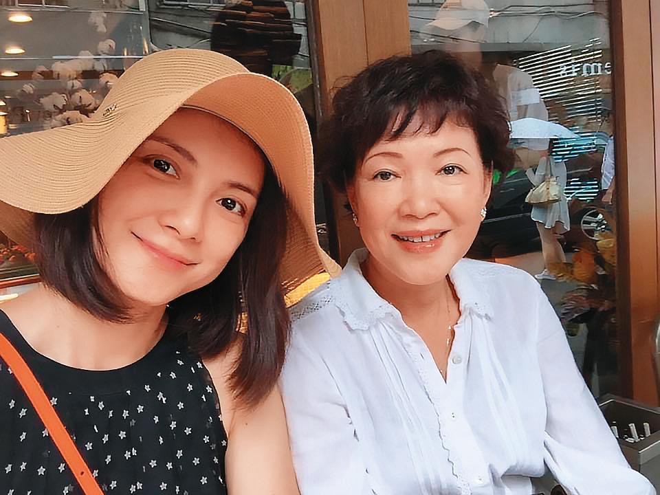 李心潔(左)與媽媽感情很好,紀錄片中大方分享童年父母失和到關係修復的過程。(甲上提供)