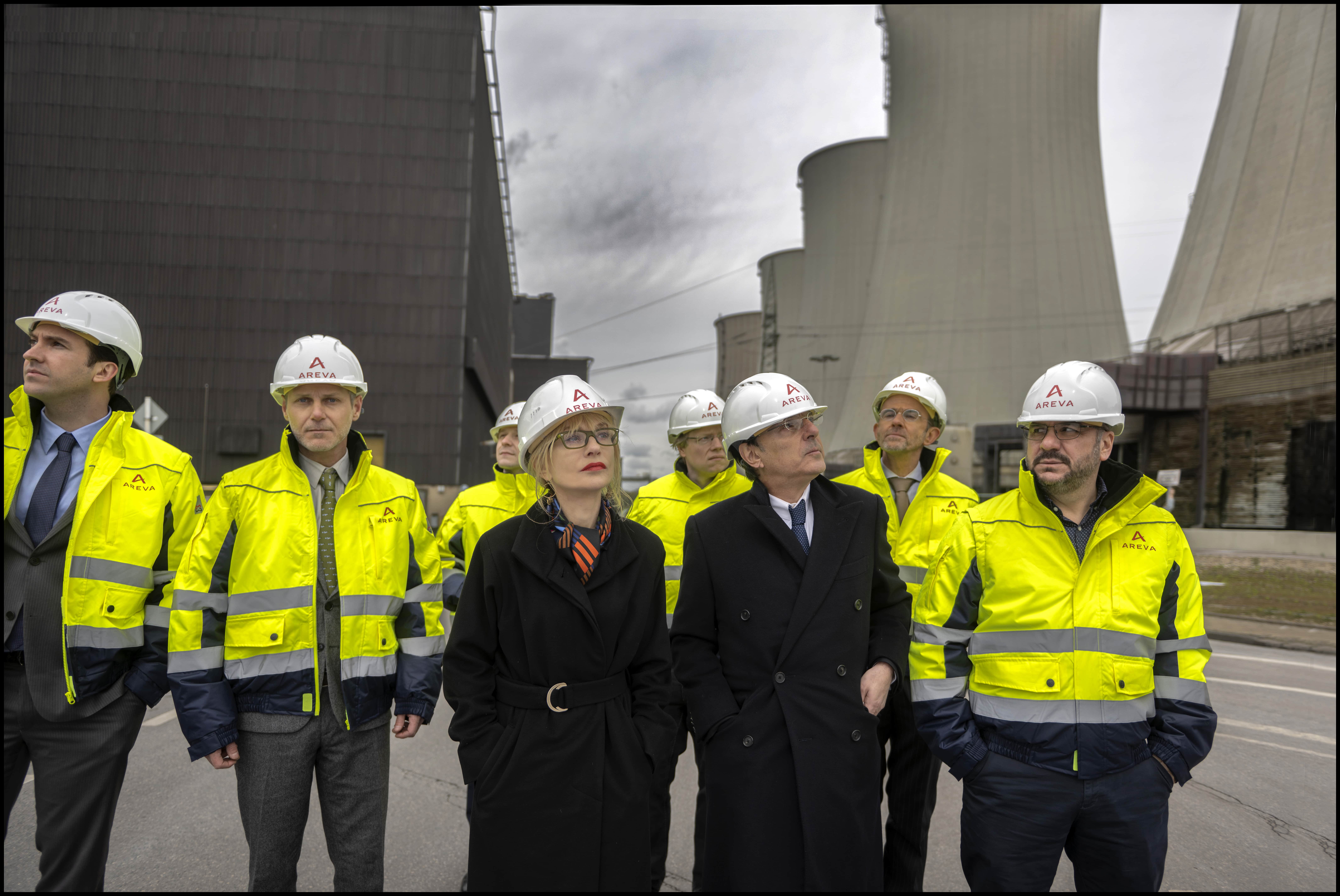 伊莎貝雨蓓（左三）在《無人相信的真相》演繹核電廠工會代表的遭遇。（佳映娛樂提供）