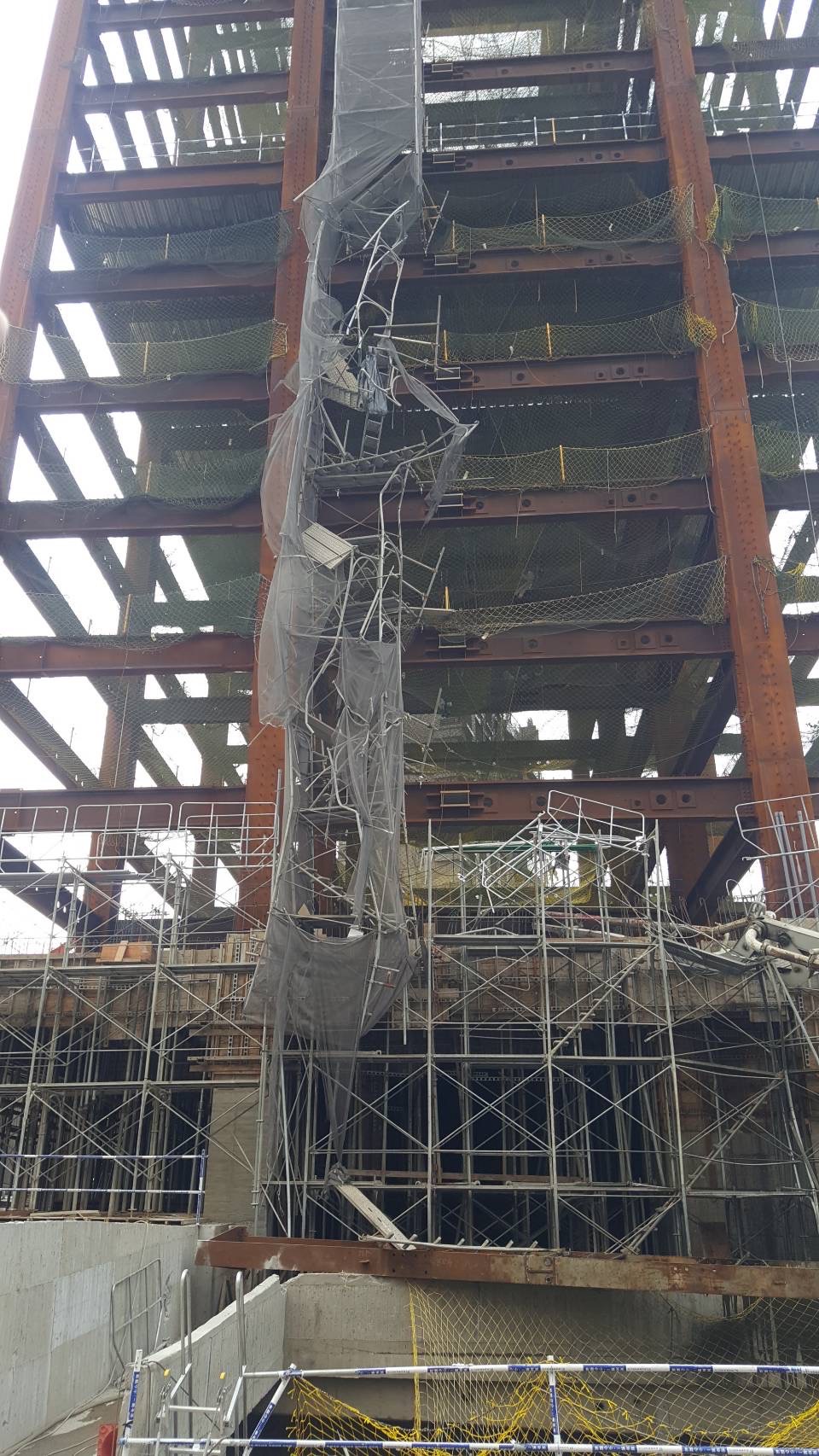 案發工地為拆除工程，鷹架鋼樑掉落時歪曲四散，導致一名工人墜落命危。（翻攝畫面）