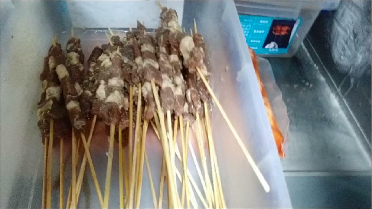 店家使用的燒烤食材也是冷凍食品。（翻攝自《新京報》）