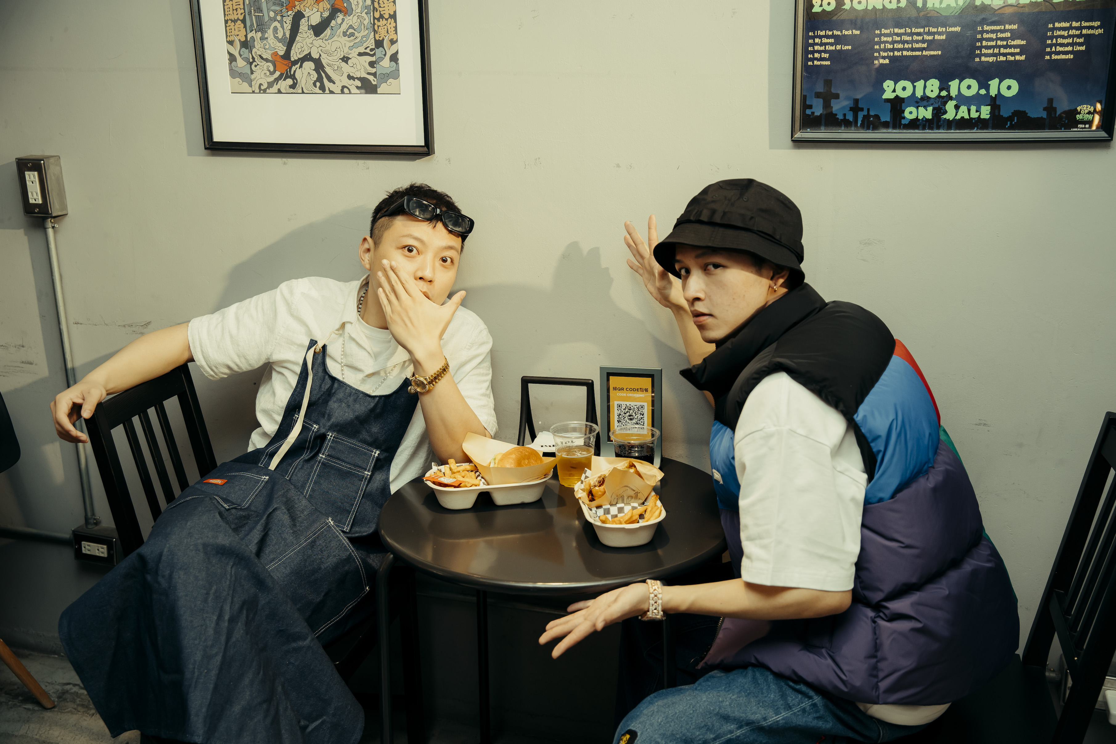 〈在我周圍〉MV特別邀請好友歐吉虎、Peatle及 Quanzo 客串演出。（Shabby Boyz CO.,LTD.）