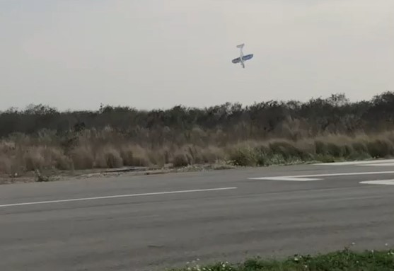 輕航機爬升後，在迴轉時突然失控墜地。（翻攝自記者新聞網）