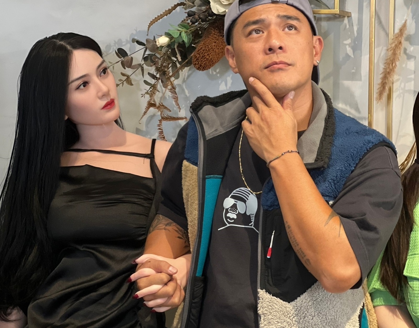 竇智孔在節目錄製過程中還調皮的挪動娃娃的手指，搞笑演出與美女十指緊扣的劇情。（八大提供）