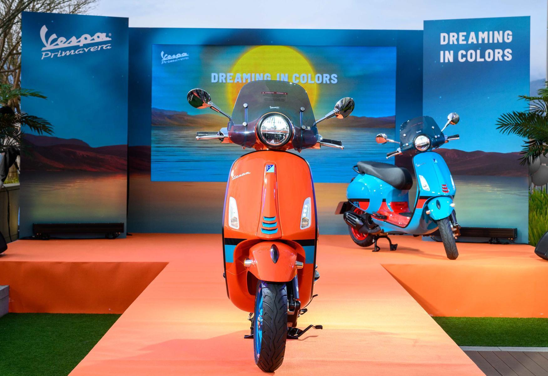 Vespa Primavera S.E. 幻彩特仕版媒體發表會－「Orange Tramonto霓虹橘」、「Blue Audace孔雀藍」加裝原廠燻黑小風鏡&乘客踏板組。
