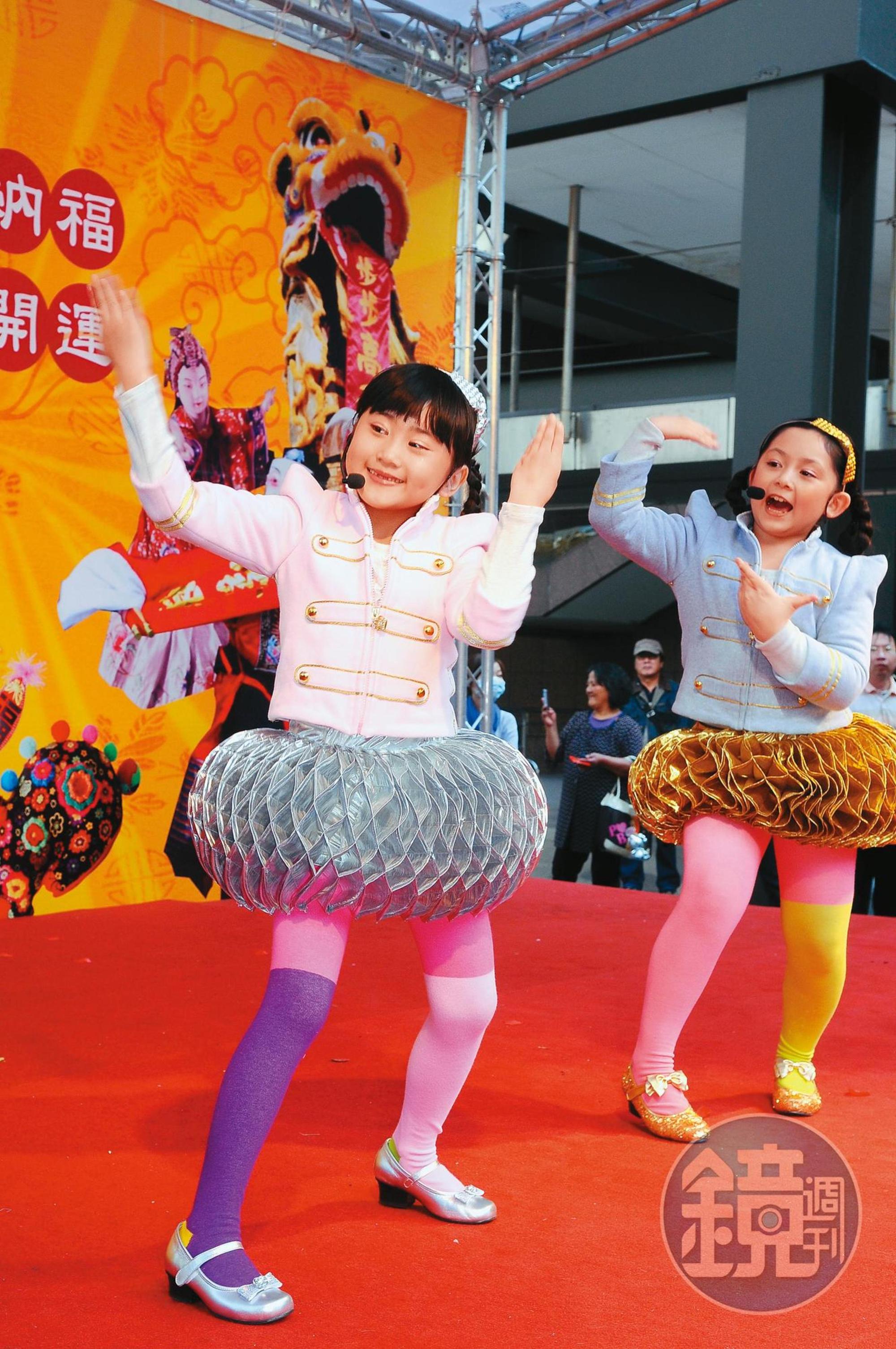 吳兆絃(右)8歲時以童星女團「大小姐」出道,迅速走紅。(資料照片)