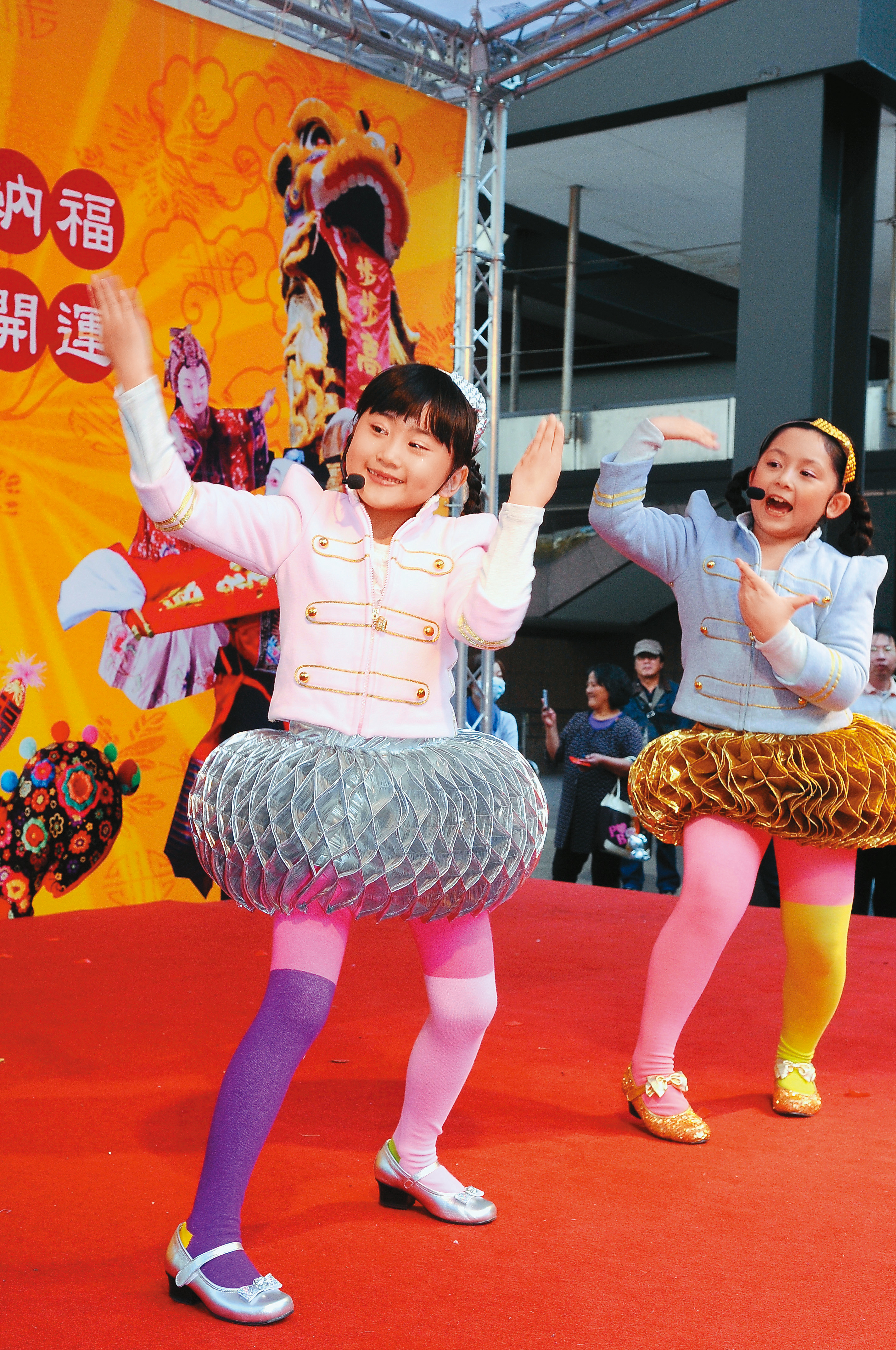 吳兆絃（右）8歲時以童星女團「大小姐」出道，迅速走紅。