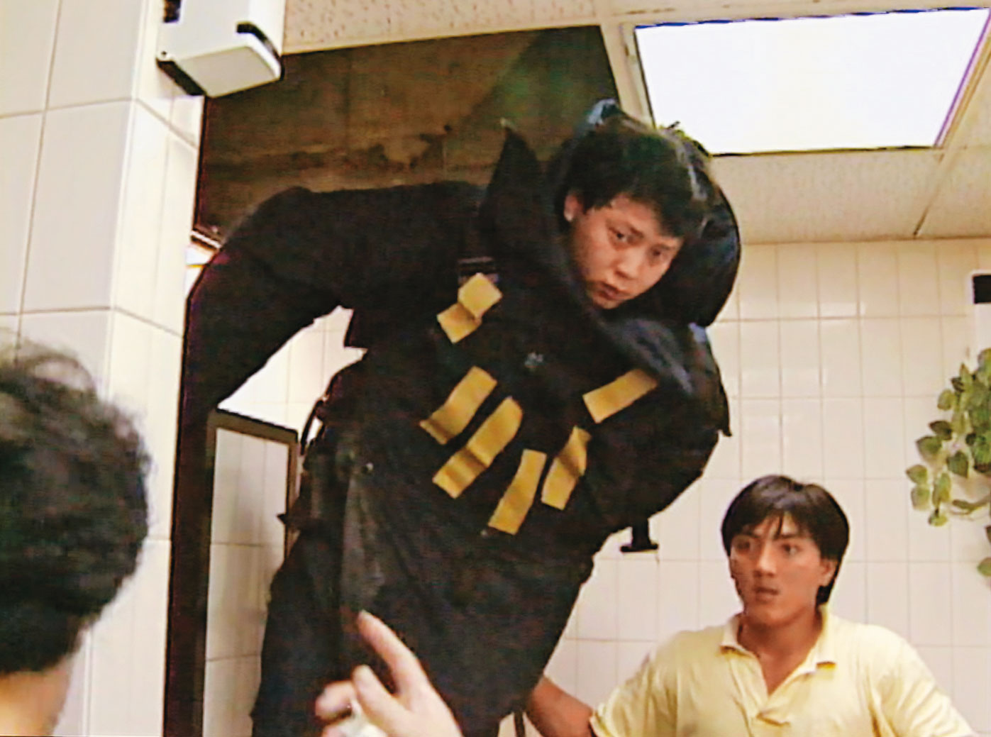 1992年的4月28日，楊季章穿著防爆衣，獨自拆解男廁天花板內的炸彈。（東森新聞提供）