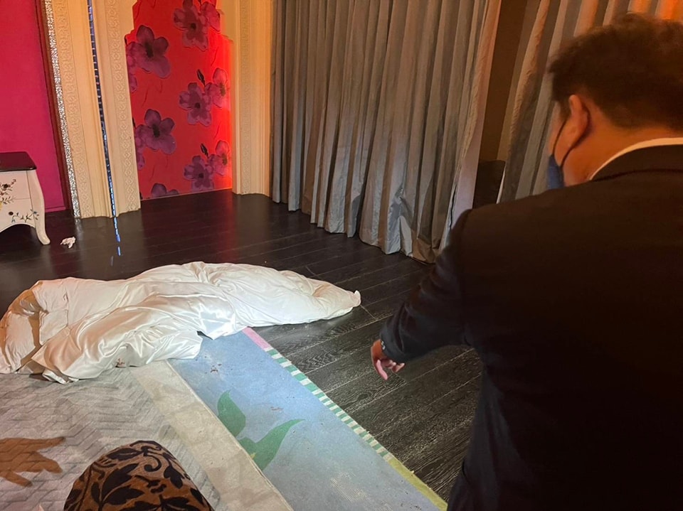 網路上流傳男子在台中汽車旅館內遭囚禁毆打，警方清查比對確認案發地點後率隊攻堅。（翻攝畫面）