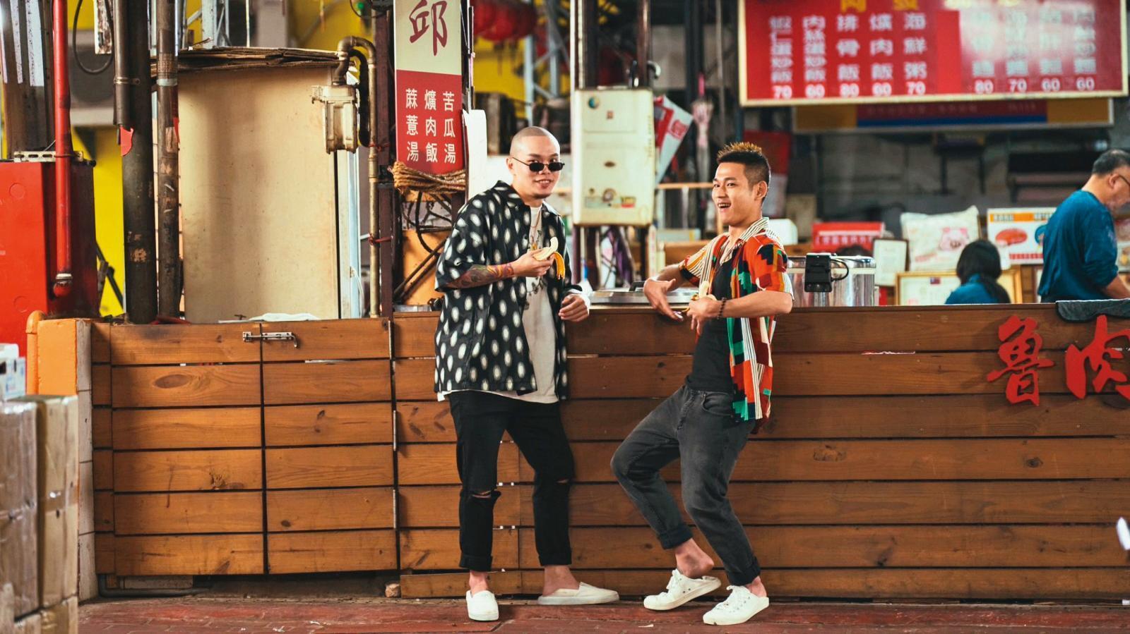 草屯囝仔不僅為《做工的人 電影版》量身打造片頭曲,阿倉(右)與樞育(左)也獻出大銀幕處女秀。(大慕影藝、華映娛樂提供)