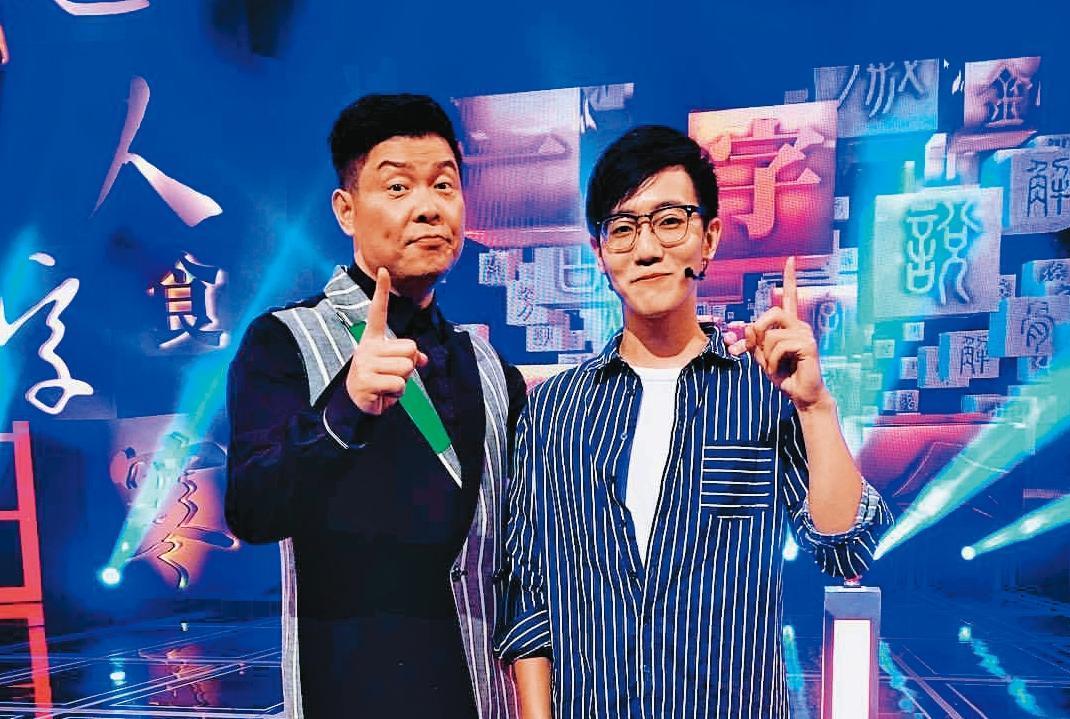 影評部落客余尚泓（右）上過藝人曾國城（左）的節目，有一定知名度。（翻攝余尚泓臉書）