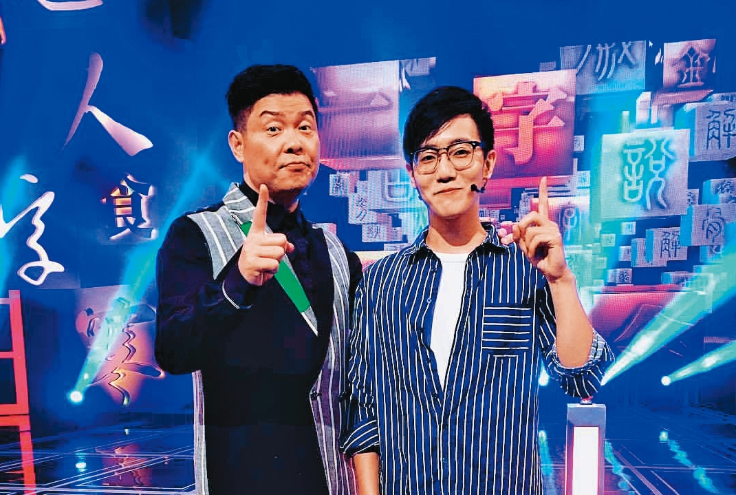 影評部落客余尚泓（右）上過藝人曾國城（左）的節目，有一定知名度。（翻攝余尚泓臉書）