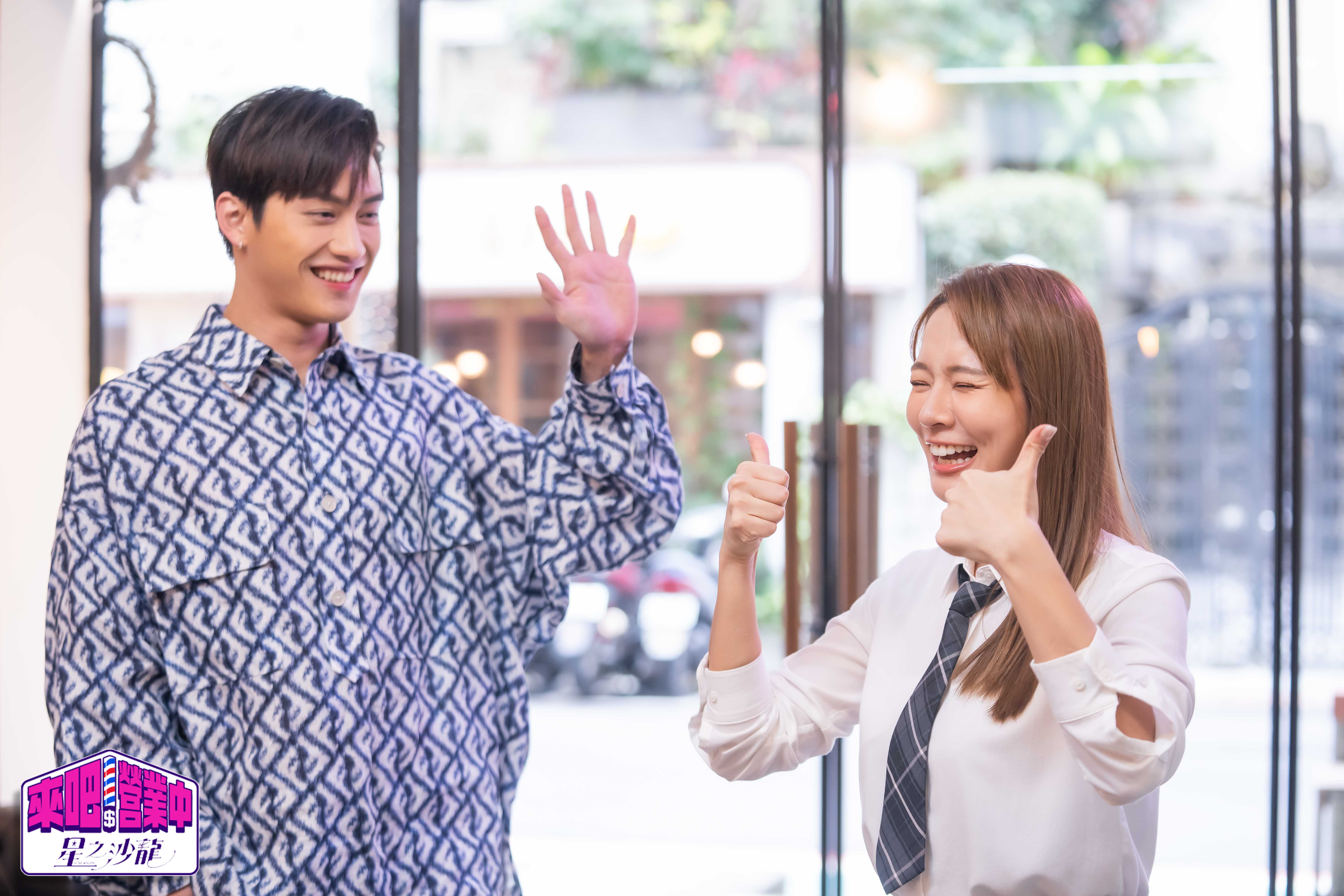 范少勳（左）現身星之沙龍當小幫手，工作態度連林莎（右）都稱讚。（TVBS提供）