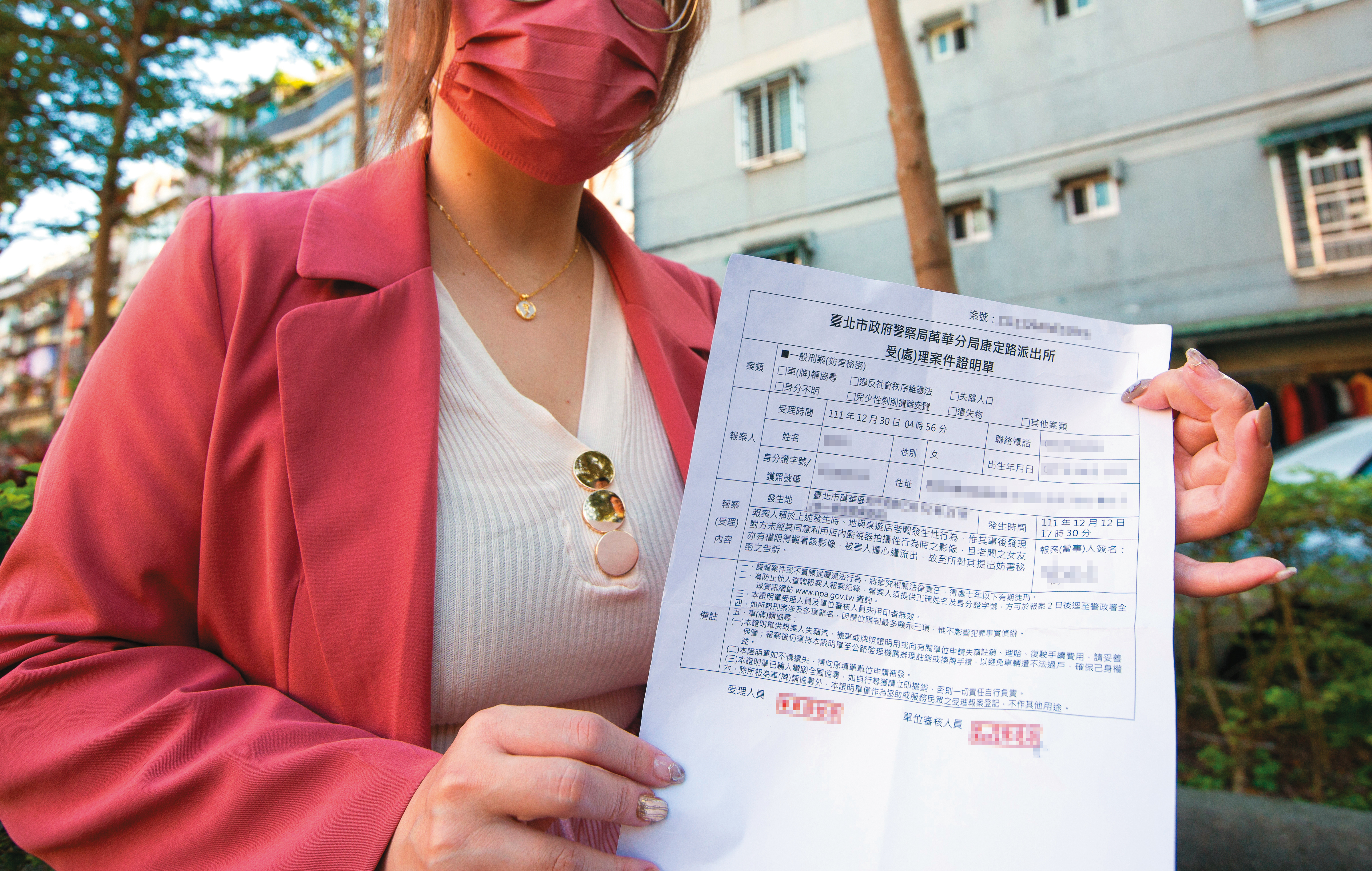 被害人A小姐出示報案三聯單，指控余尚泓劈腿騙砲，還偷拍性愛影片。