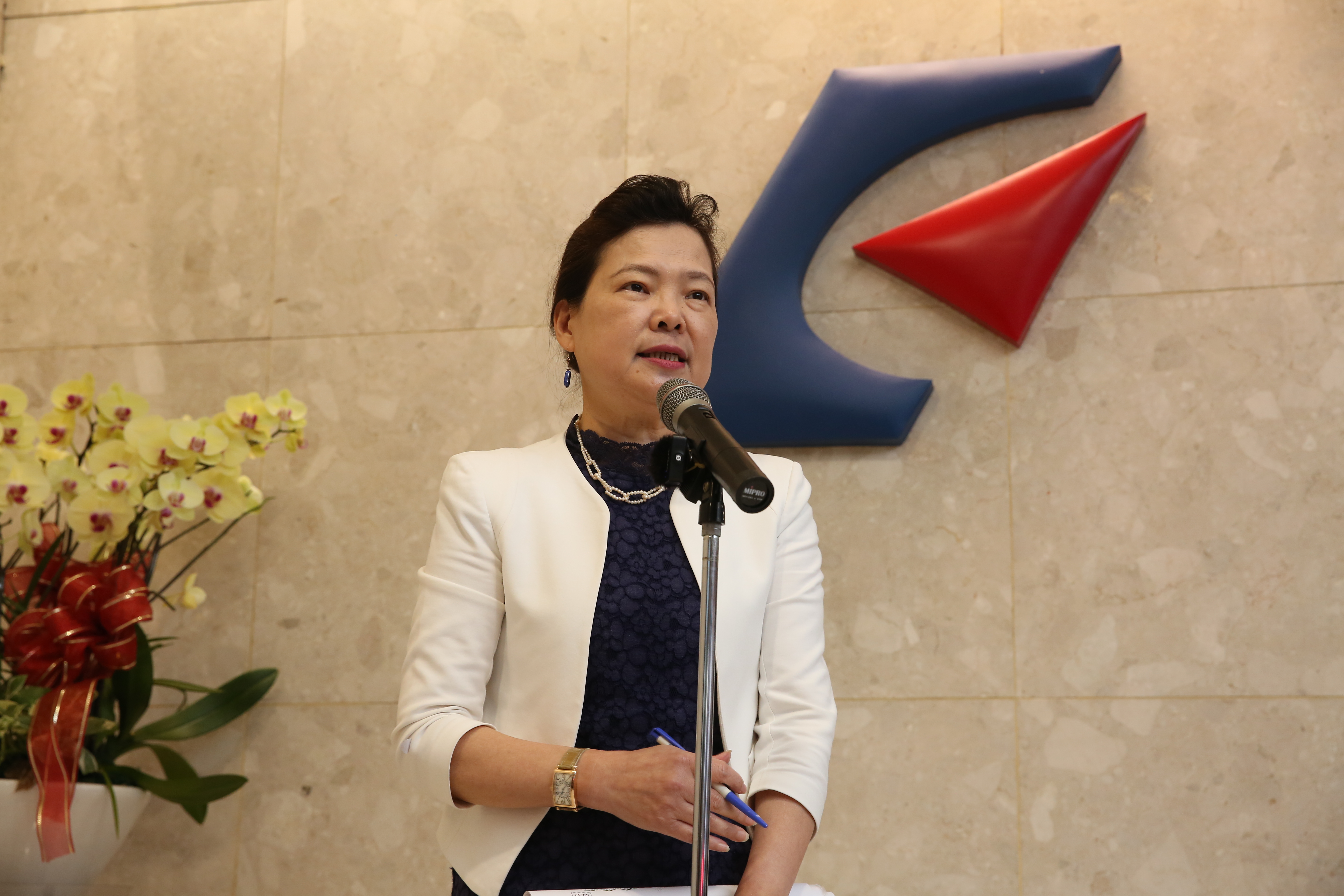 數度被問到電價是否會調漲，王美花強調「台電不能倒」。（本刊資料照）