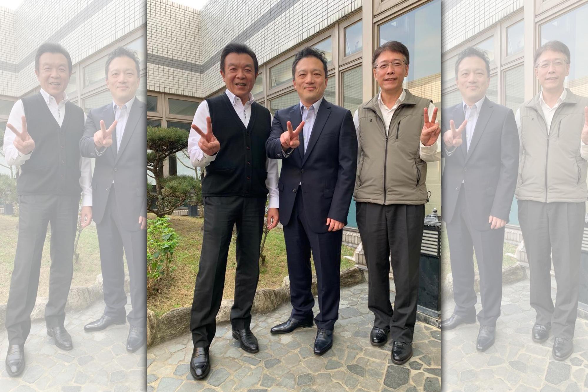台灣銘板委任律師劉立恩(中)從王挺榮（左）手中，接下董事長一職，誓言與公司全體同仁一起在數位領域拓展新視野。（台灣銘板提供）
