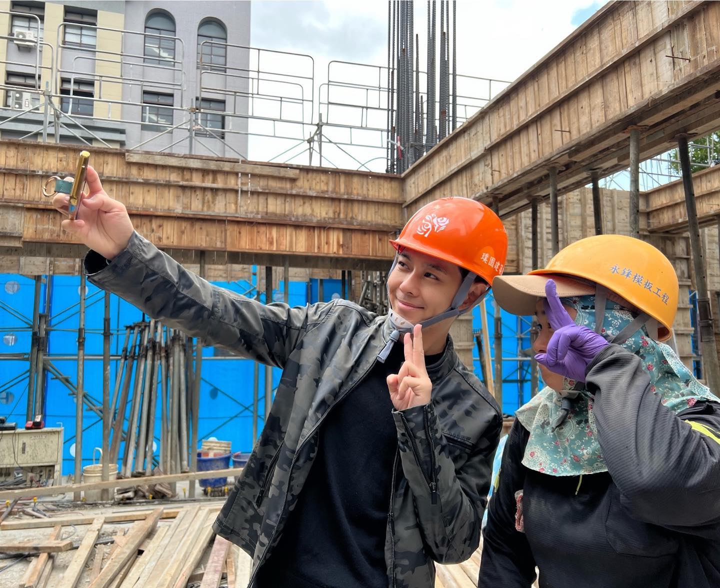 林志穎親切地為工地阿姨拿手機自拍。（臉書）