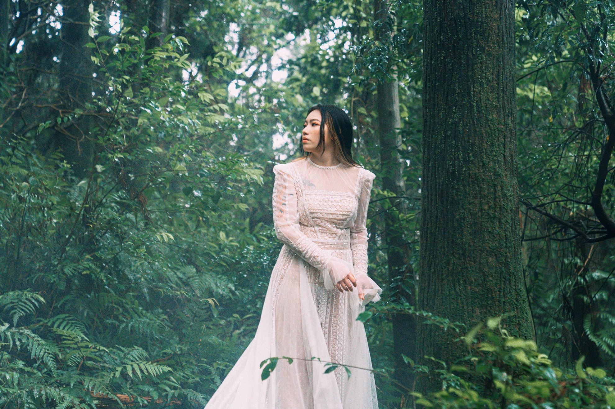 貝拉在此次治癒系單曲《又在凌晨醒來》中吐露出內心不為人知的另一面。（春滿影音提供）