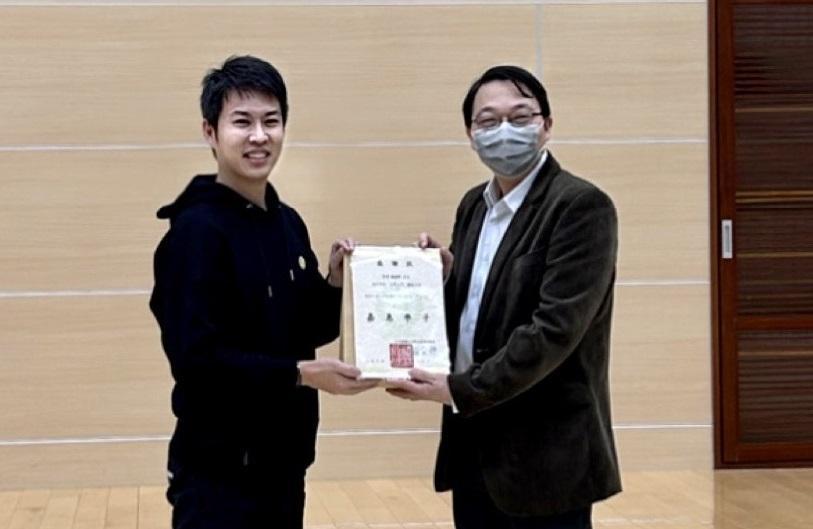 健談與輔仁大學服務設計研究中心簽訂產學合作計畫。圖左為健談總經理林鈺軒,右為輔仁大學顧宜錚教授。(健談提供)
