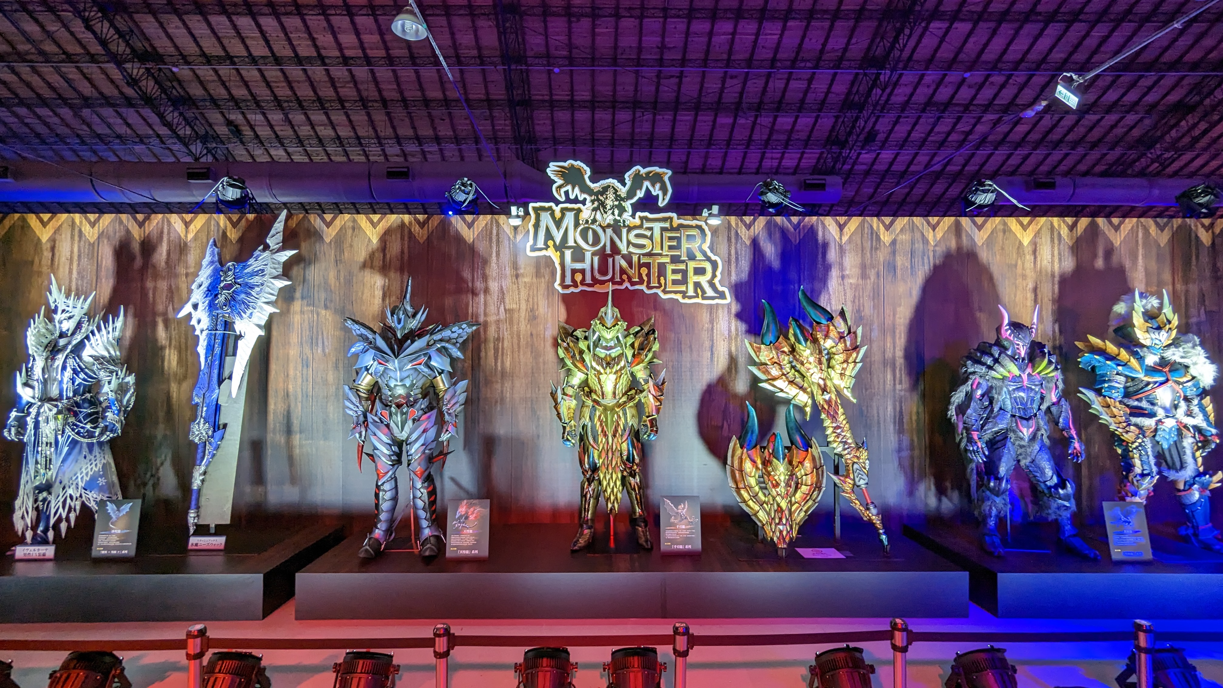 《魔物獵人》系列1:1裝備從日本空運來台。