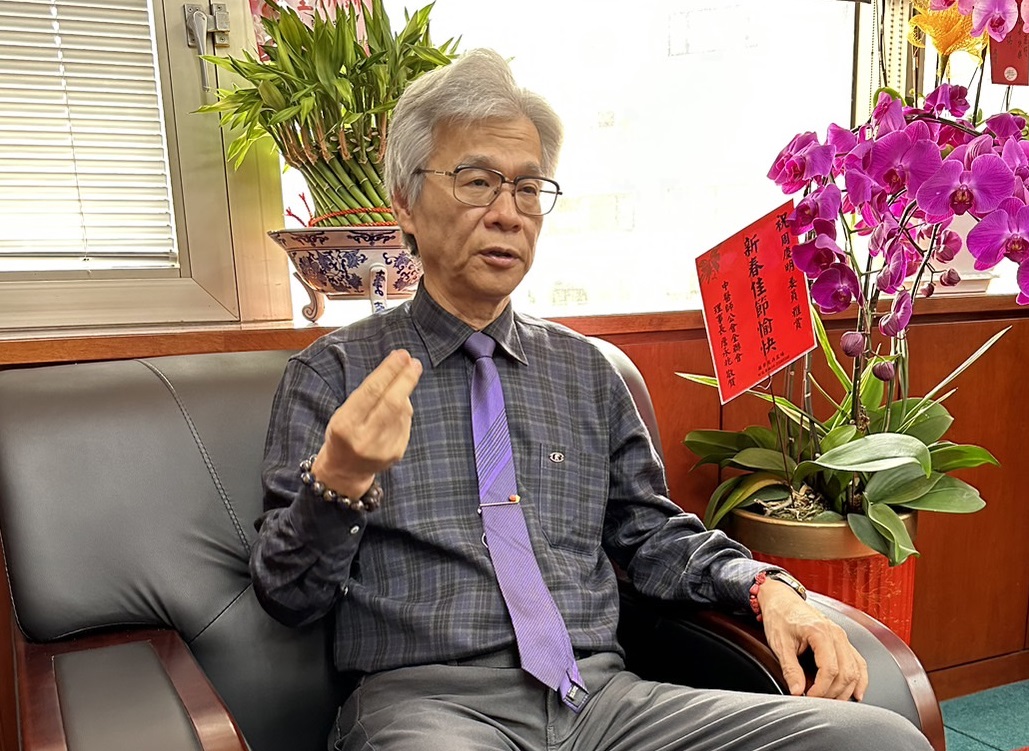 中華民國醫師公會全國聯合會理事長周慶明認為，台灣距離全面解封已經不遠。