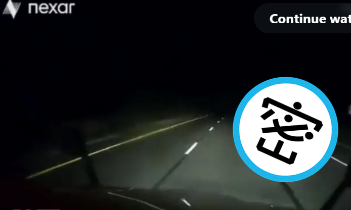 美國一名卡車司機丘奇凌晨開車行駛在87號公路時撞鬼，行車記錄器拍下靈異畫面。（翻攝推特@AreYouAwaQe）