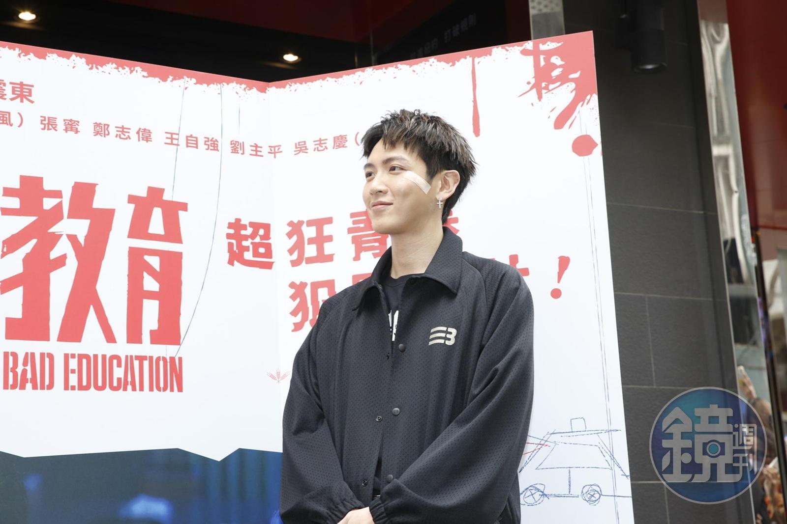 柯震東臉上傷口仍貼著美容膠帶，他自嘲化了個BLACKPINK成員Jennie的仿妝。
