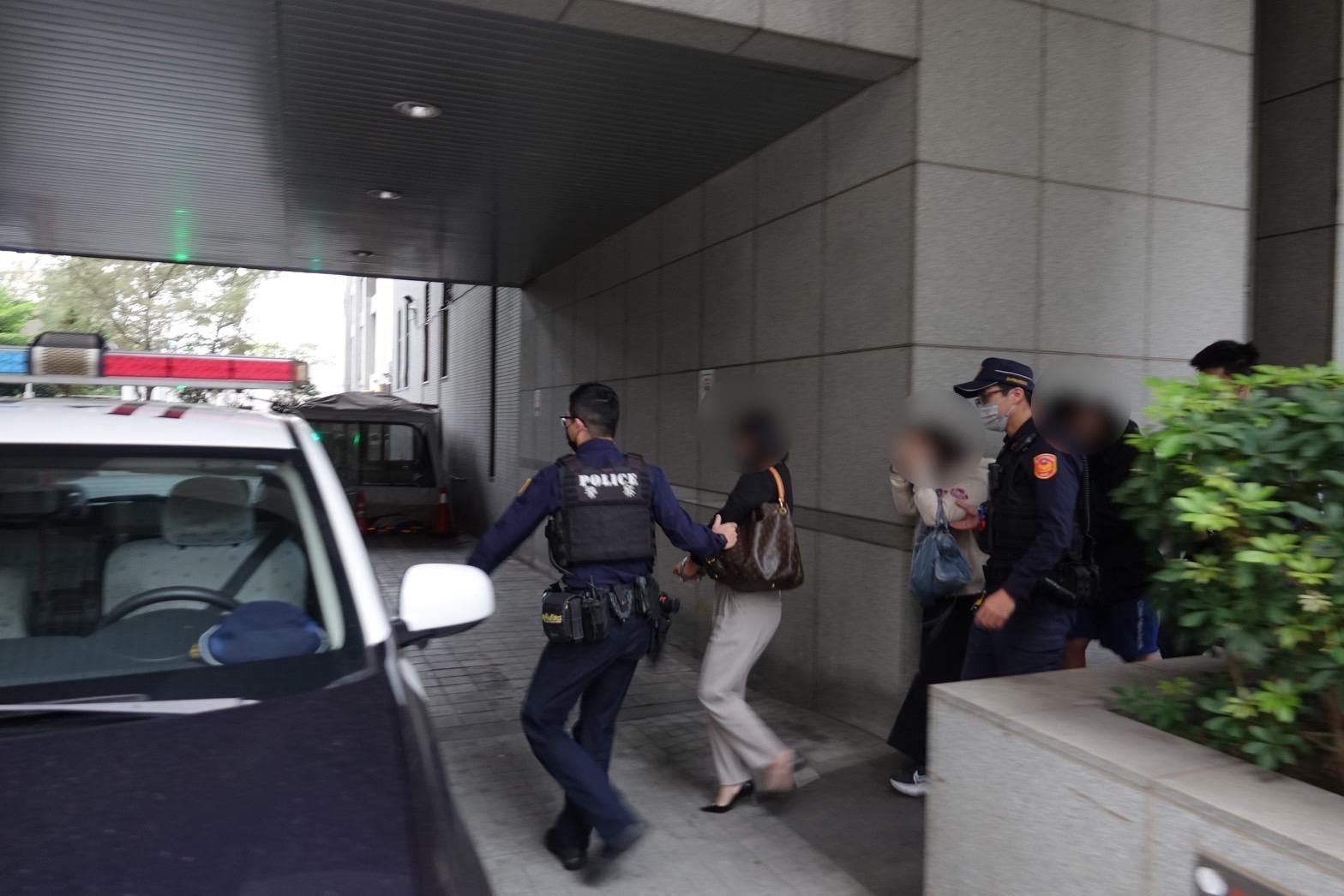警方移送賭場人員。（警方提供）