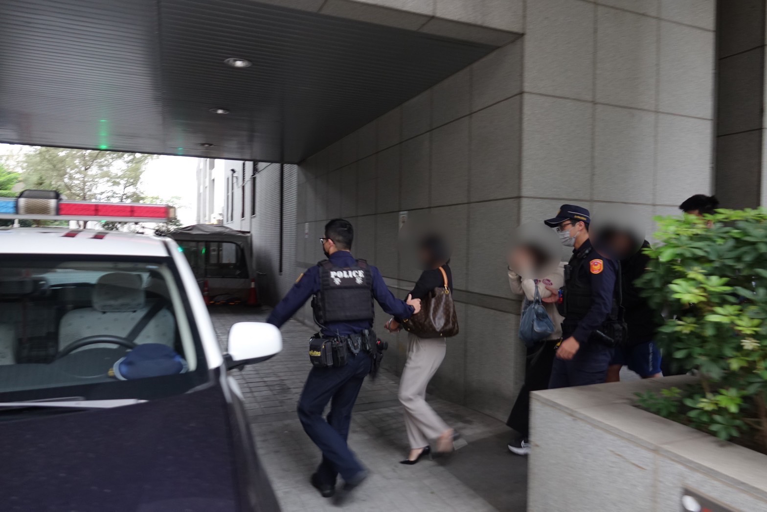 警方移送賭場人員。（警方提供）