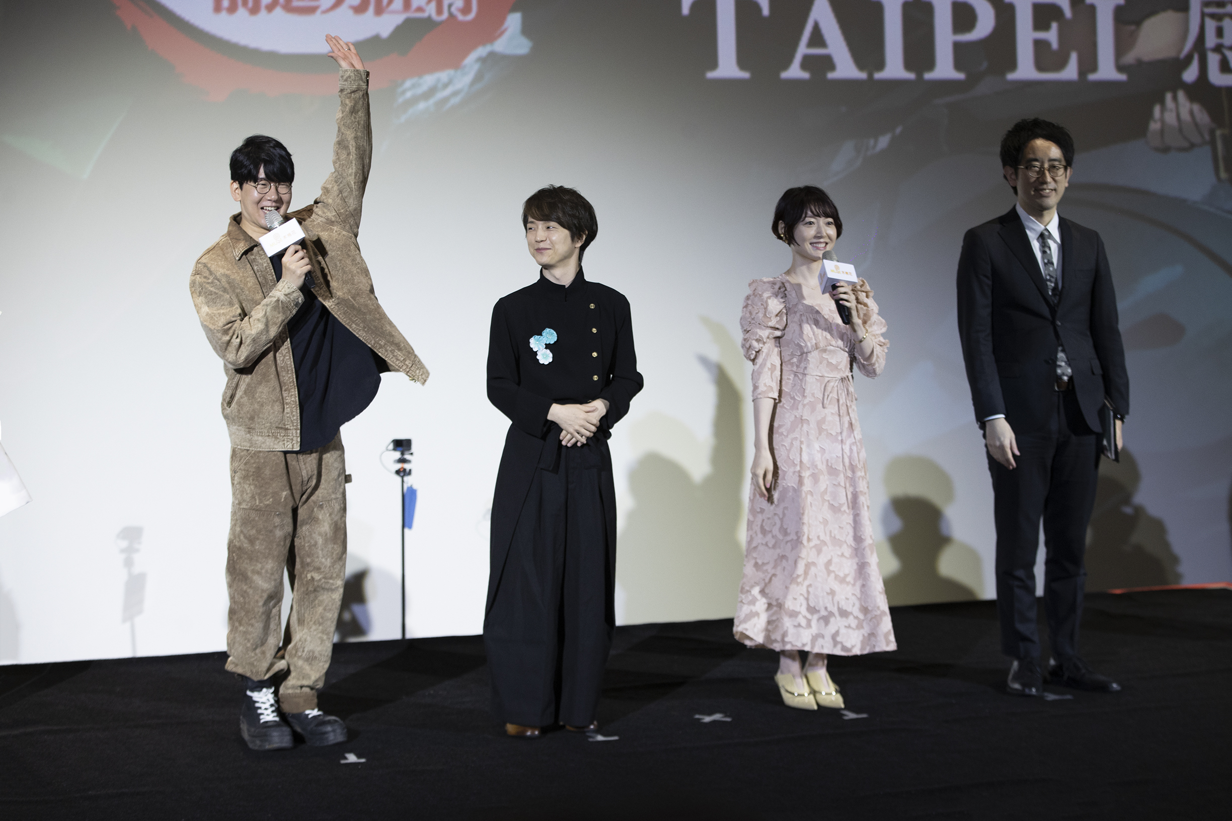 「炭治郎」花江夏樹（左起）、「戀柱」花澤香菜、「霞柱」河西健吾與製作人高橋祐馬來台親自向《鬼滅之刃》台灣粉絲致謝。（木棉花國際提供）