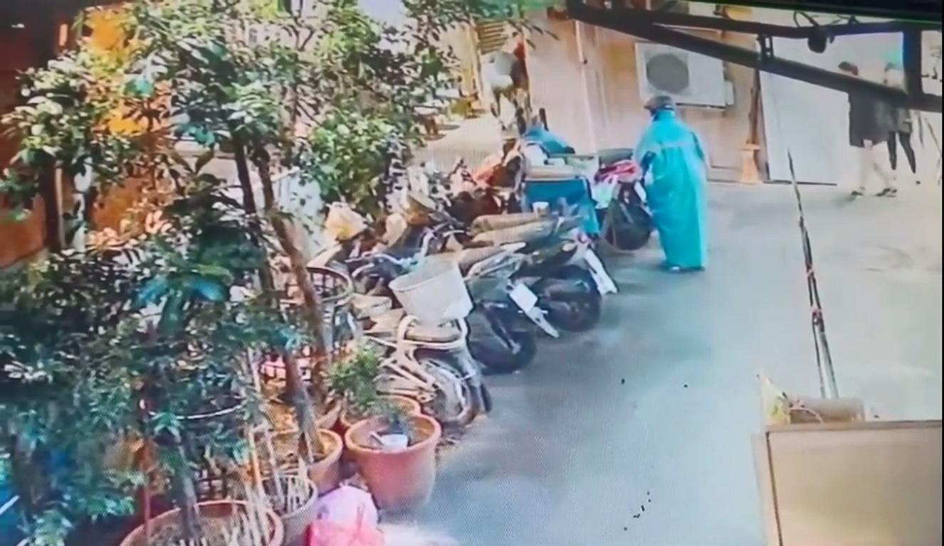 嫌犯與被害人相互扭打。(畫面上方,翻攝畫面)