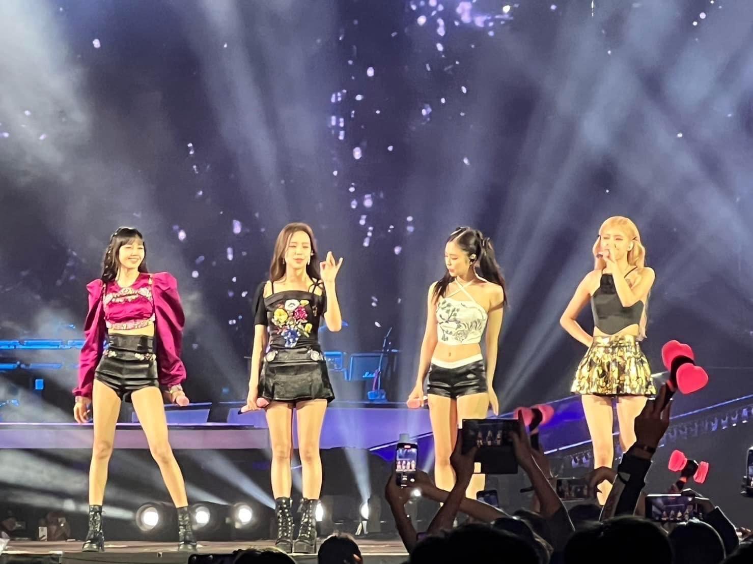 BLACKPINK昨晚在高雄熱唱,成員開心不停與粉絲互動。(讀者提供)