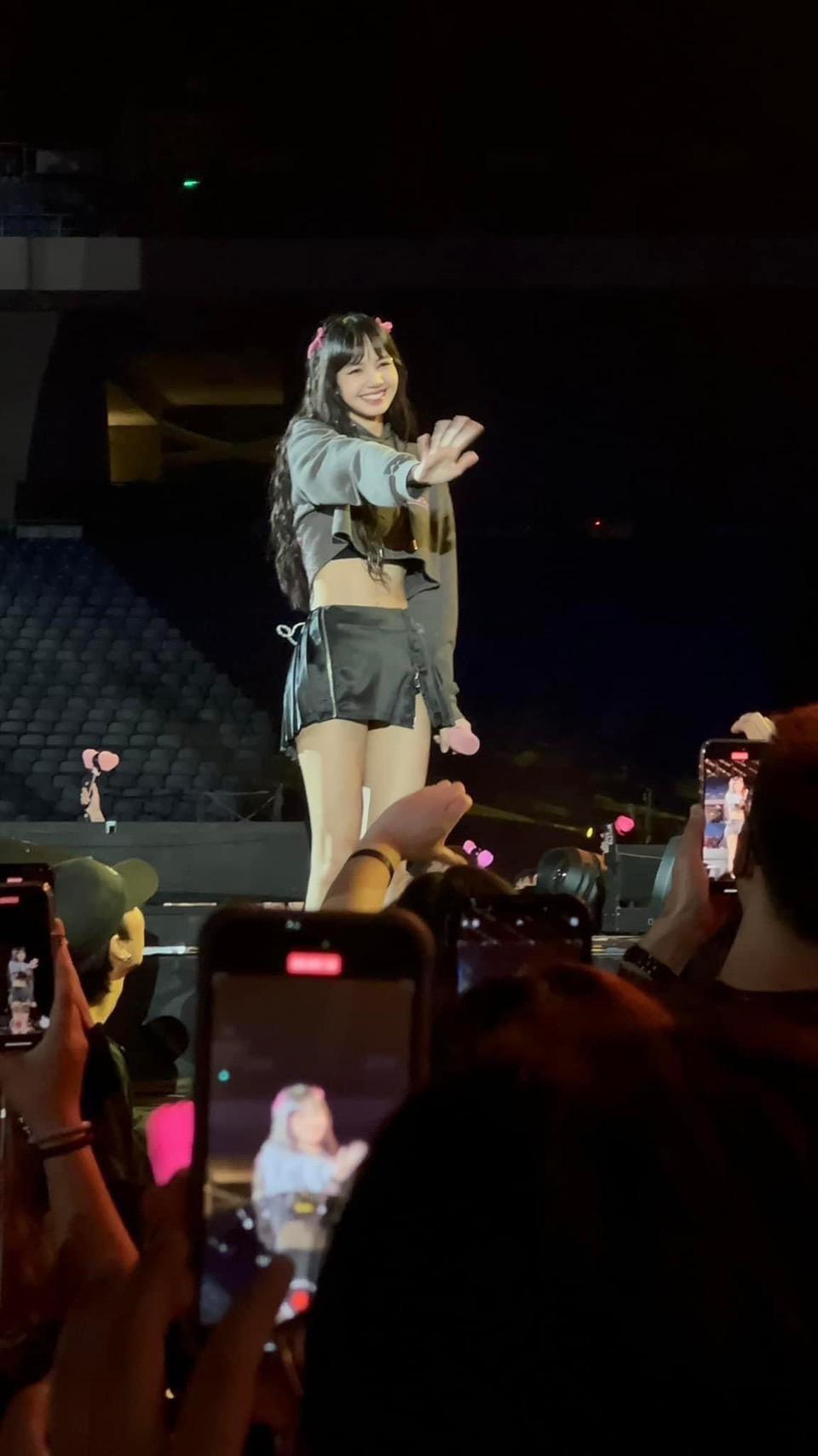 Lisa露小蠻腰不斷與粉絲打招呼。(讀者提供)
