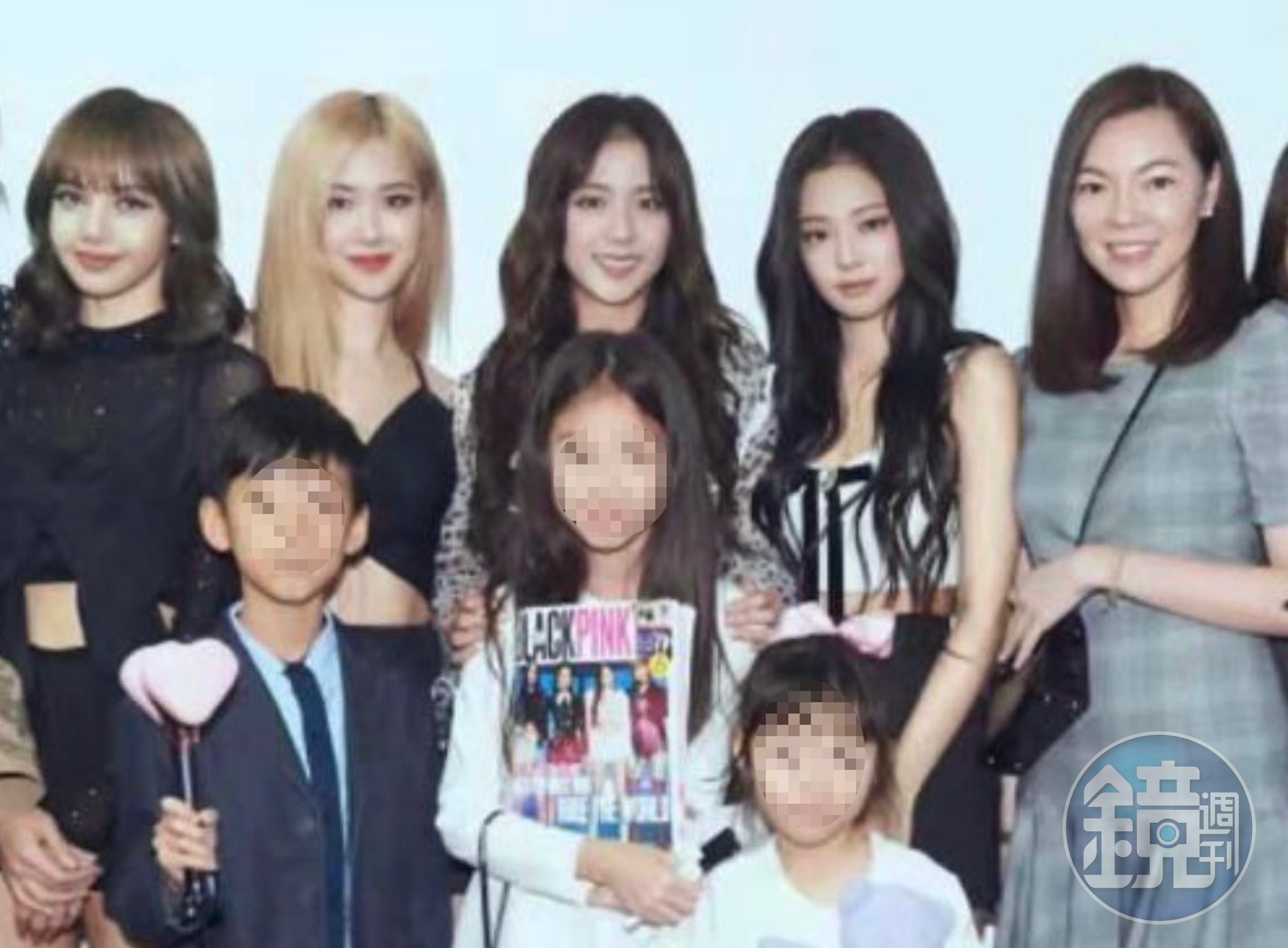曾馨瑩(右一)4年前就帶著3個子女朝聖BLACKPINK演唱會。(翻攝曾馨瑩IG)
